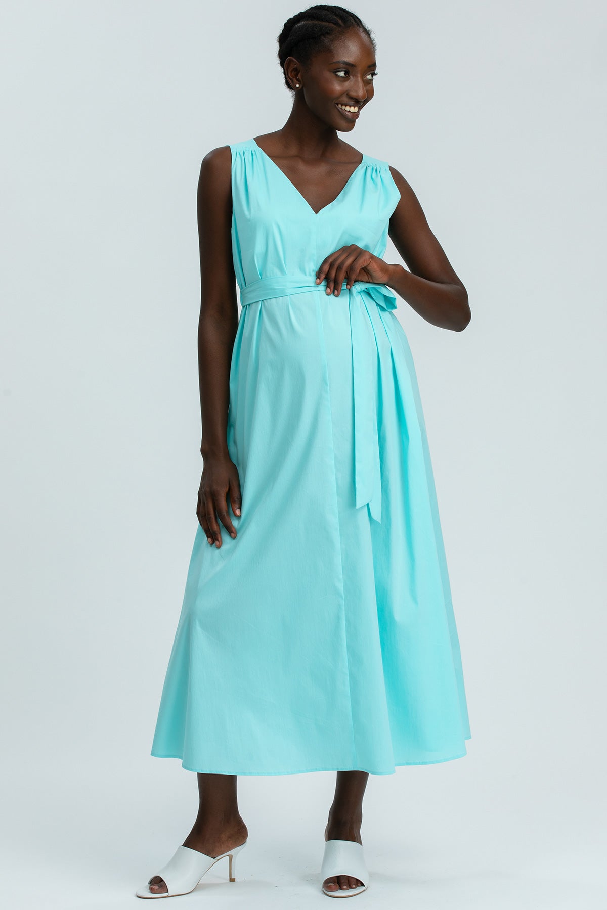 Abito premaman lungo azzurro senza maniche con cintura, moda gravidanza elegante.