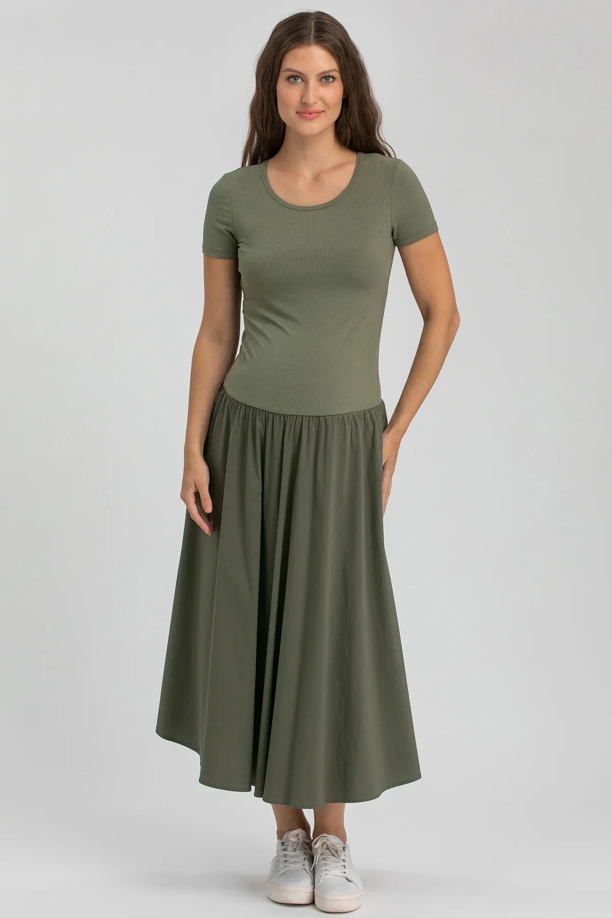 Abito premaman verde militare a maniche corte, lungo e confortevole, moda maternità