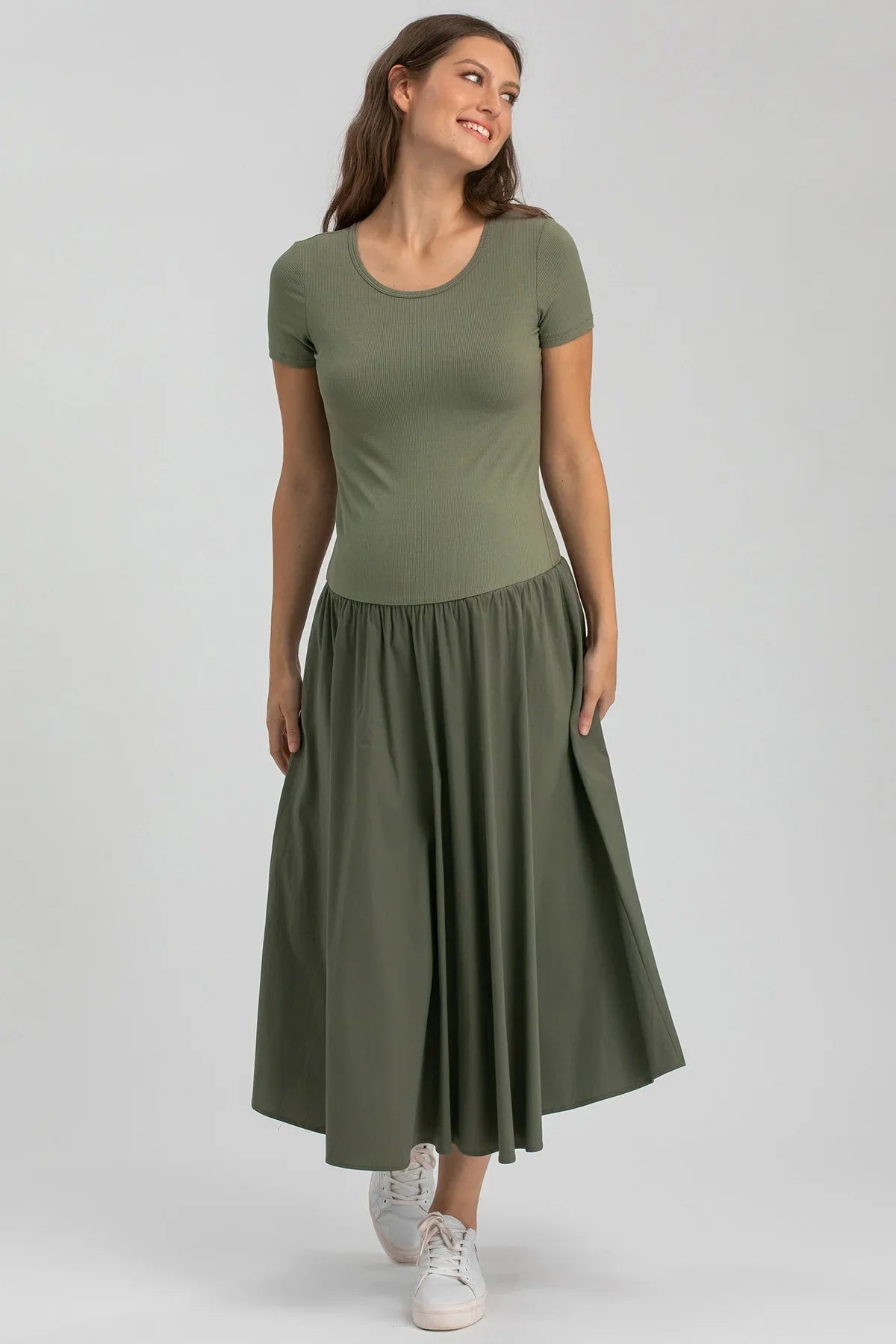 Abito premaman verde militare a maniche corte, vestibilità comoda ed elegante