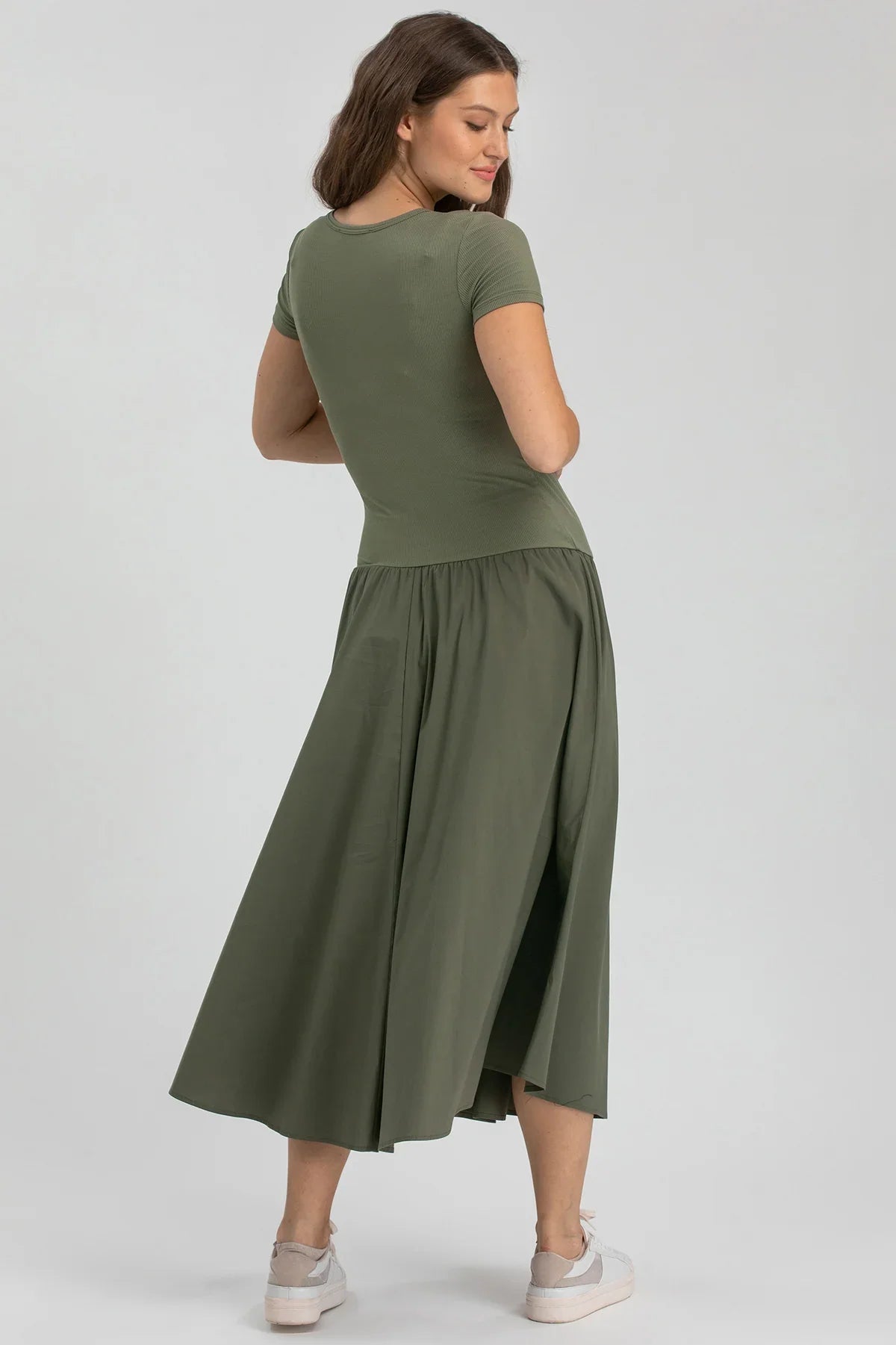 Vestito premaman verde kaki a mezza manica, modello lungo e comodo per gravidanza