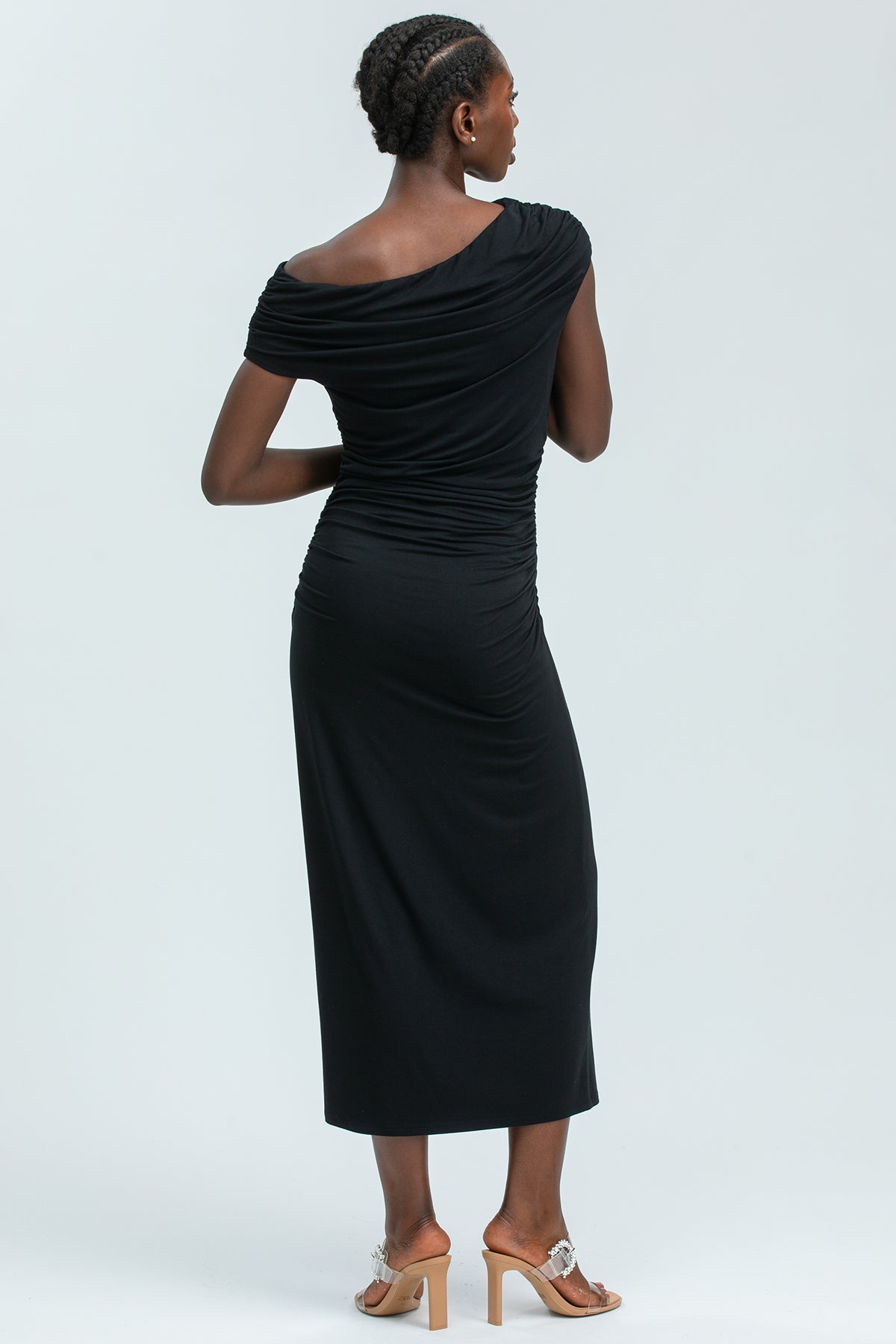 Abito premaman nero elegante a spalla scoperta, lungo e aderente, indossato da donna.