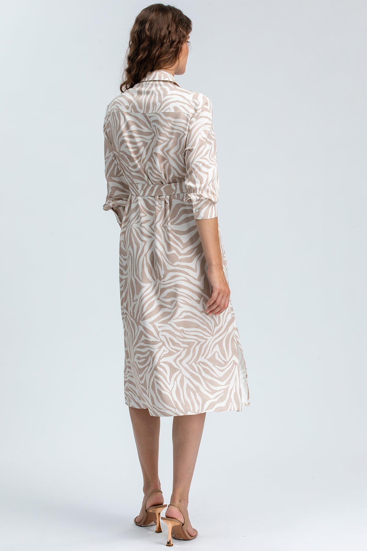 Abito premaman camicia fantasia animalier beige e bianca, maniche lunghe, vista posteriore.