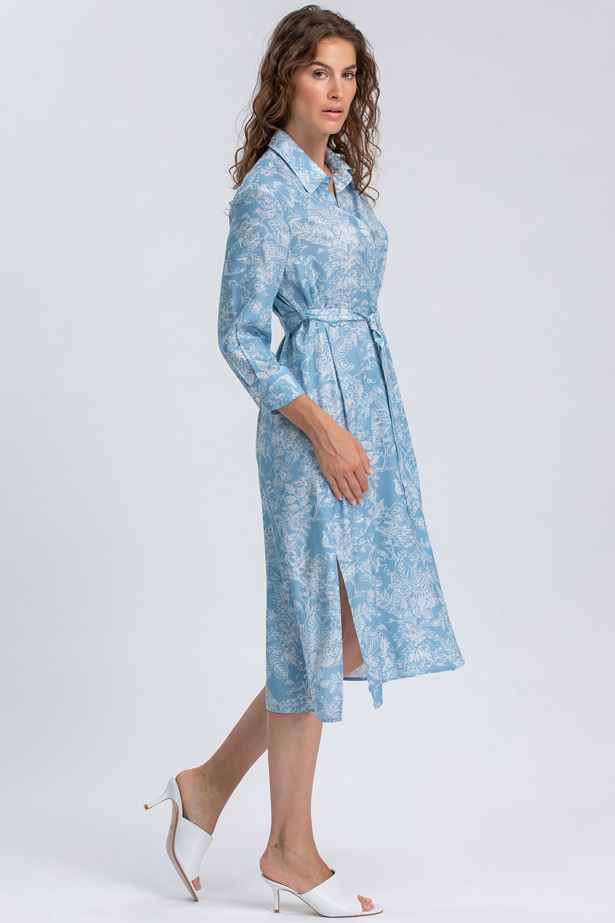 Abito premaman azzurro a fiori con cintura e spacco, stile elegante per gravidanza