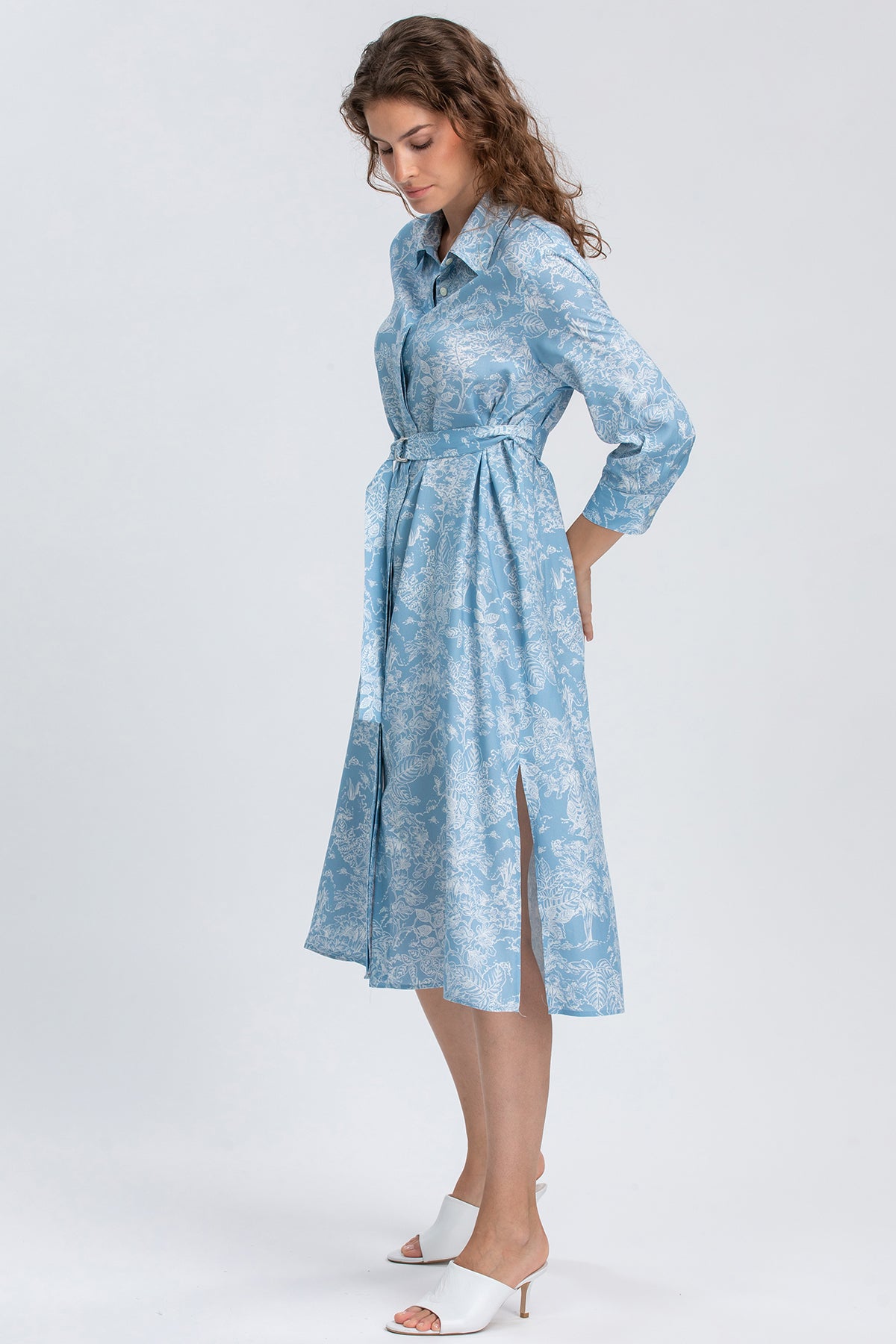 Abito premaman elegante azzurro a fantasia con cintola, maniche lunghe e spacco laterale