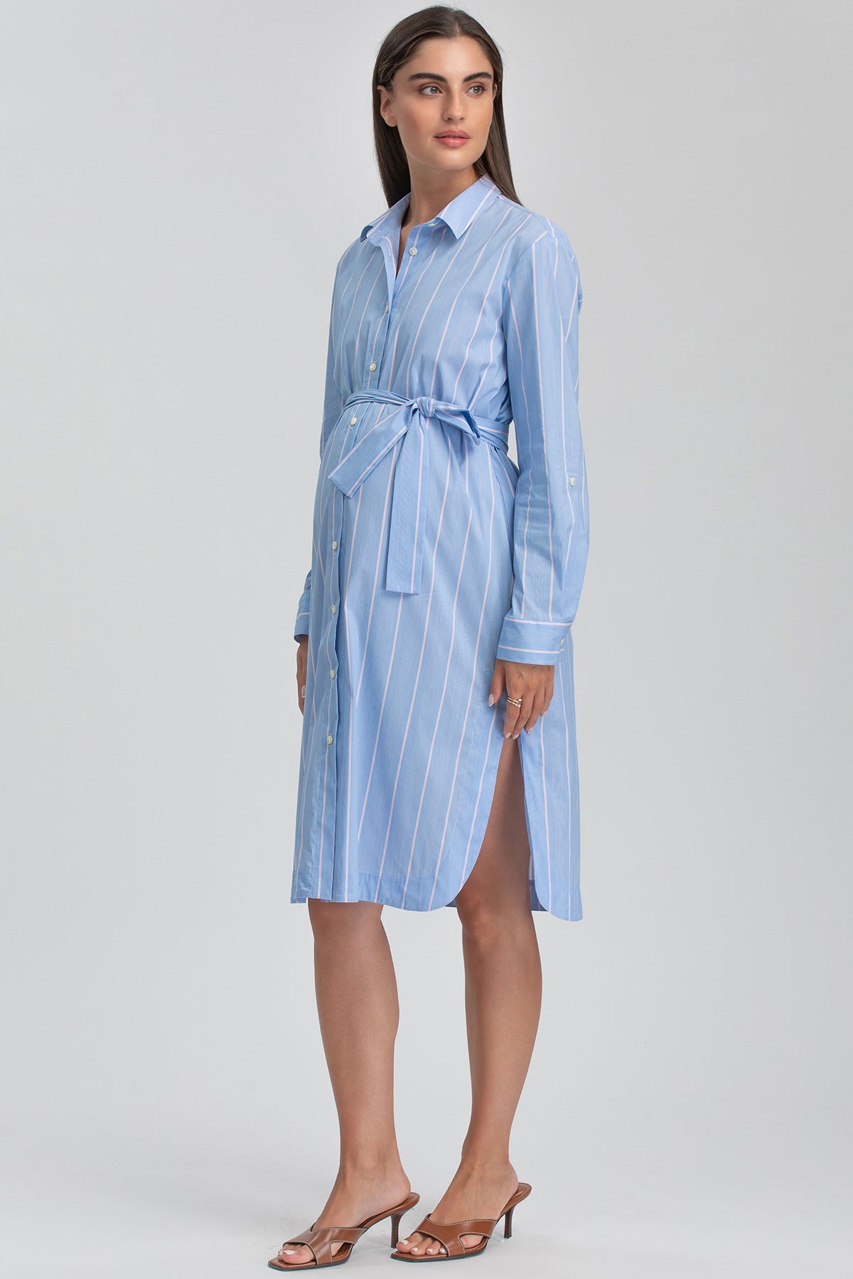 Abito camicia premaman azzurro a righe con cintura in vita, moda gravidanza elegante.