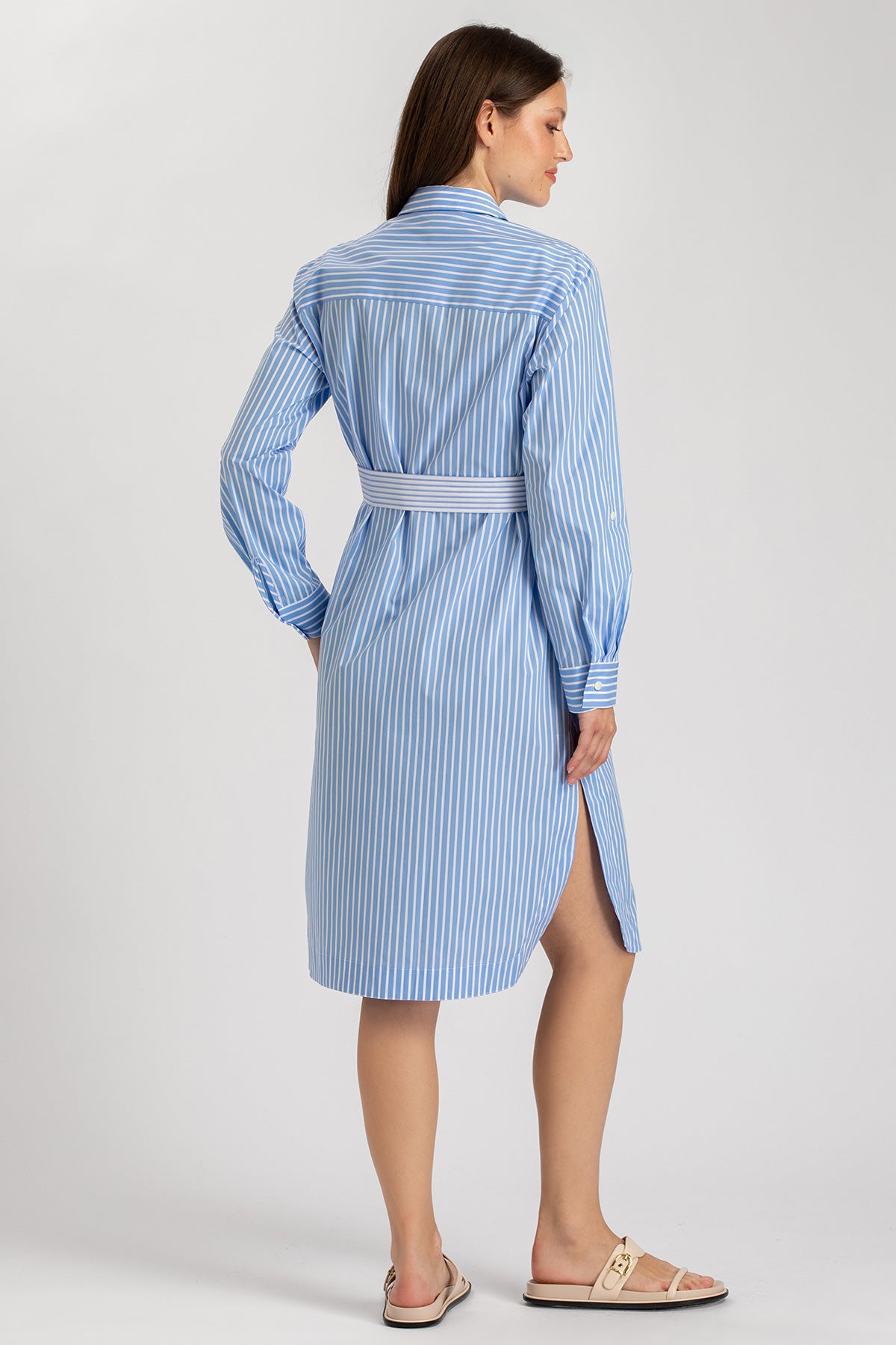 Abito premaman camicia a righe azzurre, maniche lunghe, spacchi laterali.