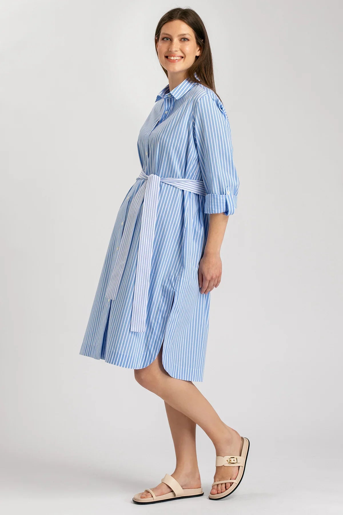 Donna incinta con vestito premaman camicia a righe azzurre, maniche arrotolate, cintura in vita
