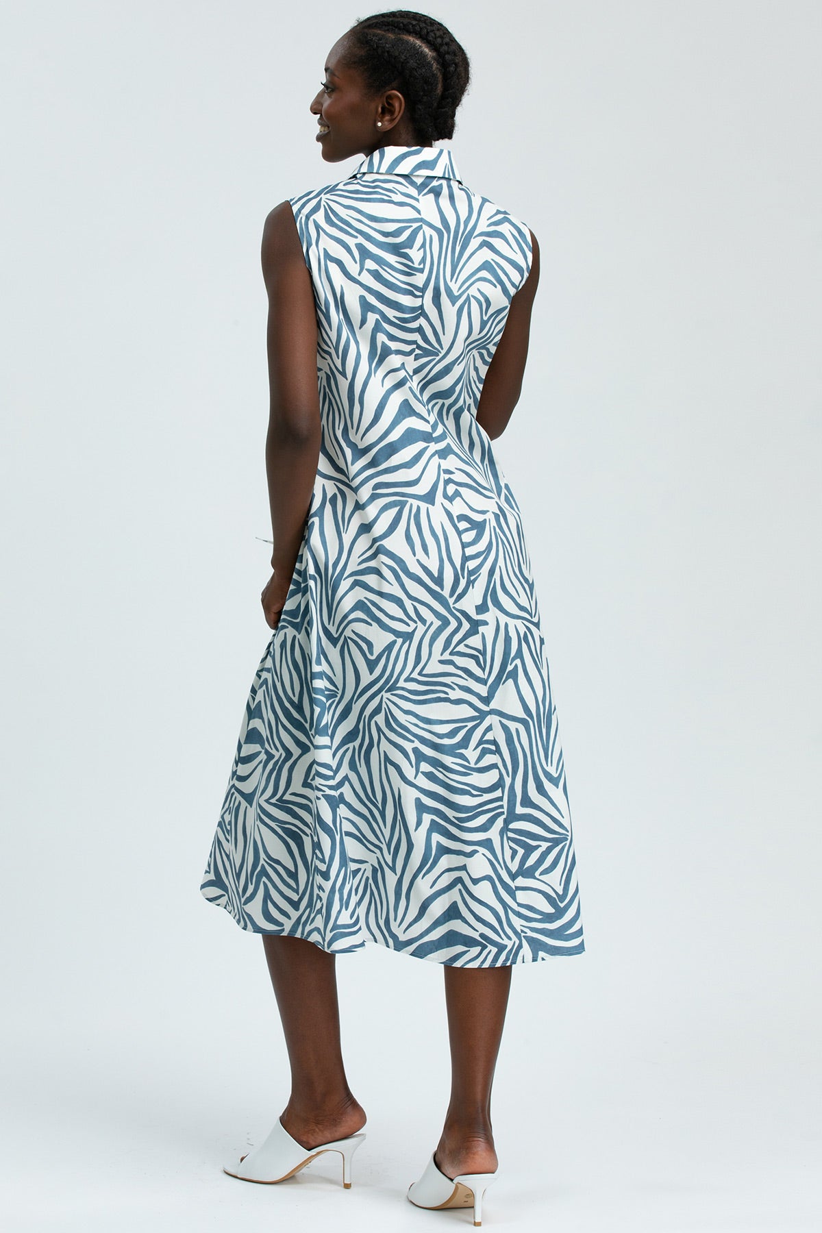 Vestito premaman senza maniche con stampa zebrata blu e bianca, lunghezza midi, elegante.
