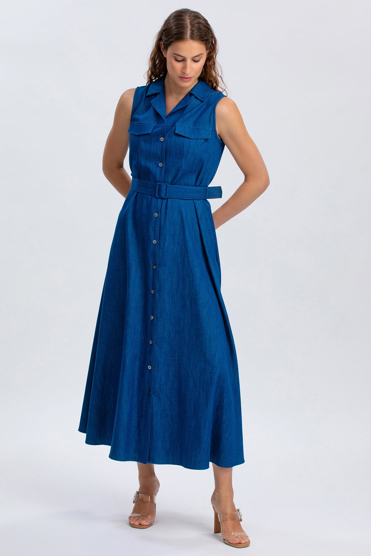 Abito premaman senza maniche in denim blu con cintura e bottoni, moda maternità elegante