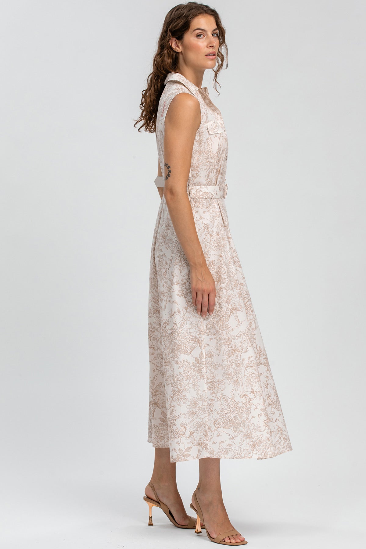 Vestito premaman lungo senza maniche beige con stampa floreale, ideale per gravidanza