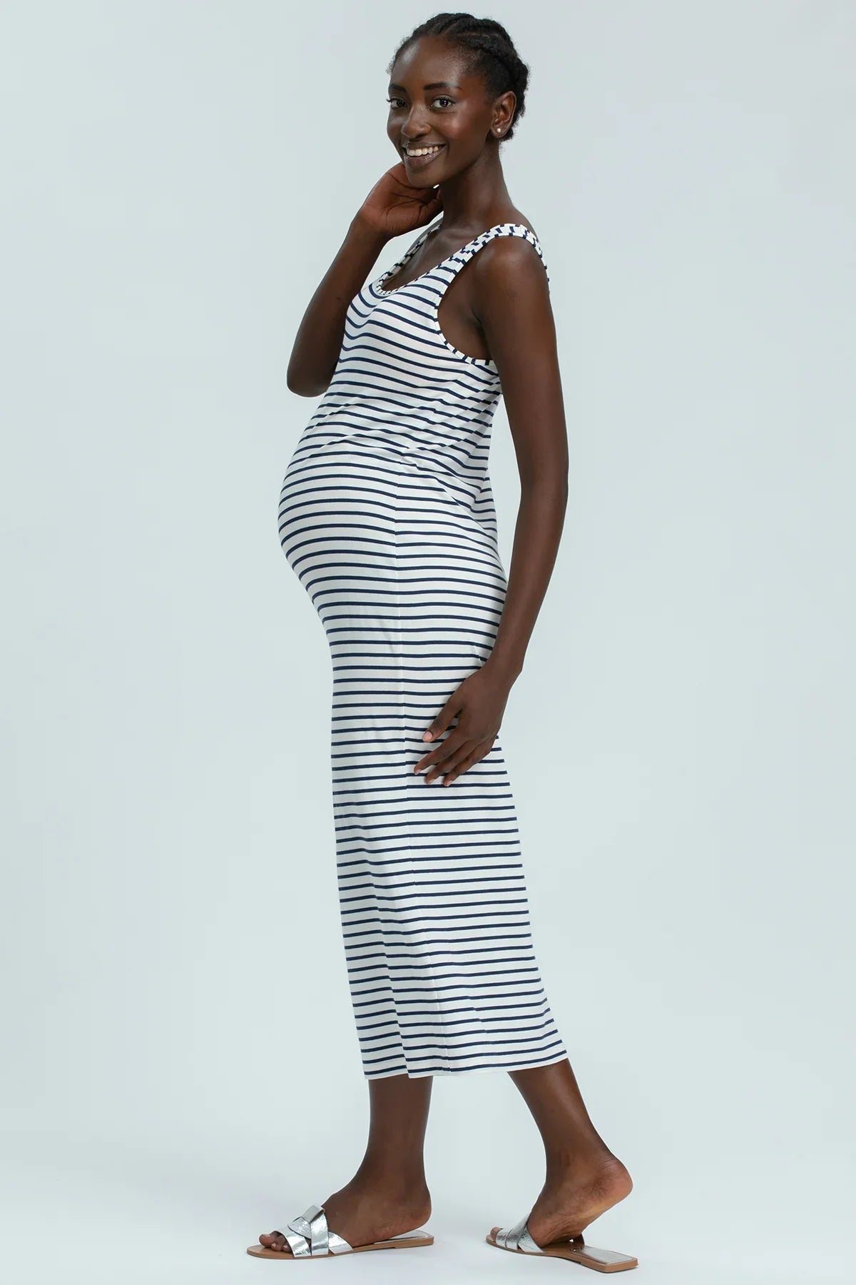 Vestito premaman a righe bianche e blu, modello lungo e aderente, indossato da donna incinta