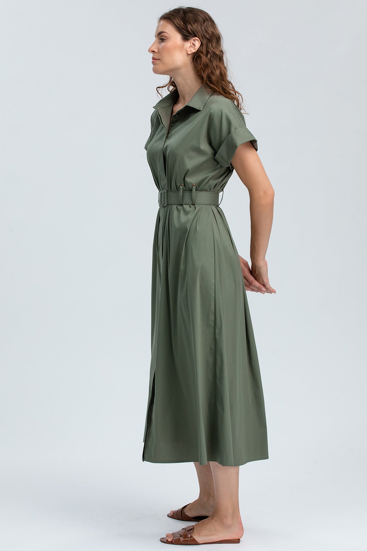 Abito premaman verde militare, maniche corte, cintura in vita, stile elegante e confortevole