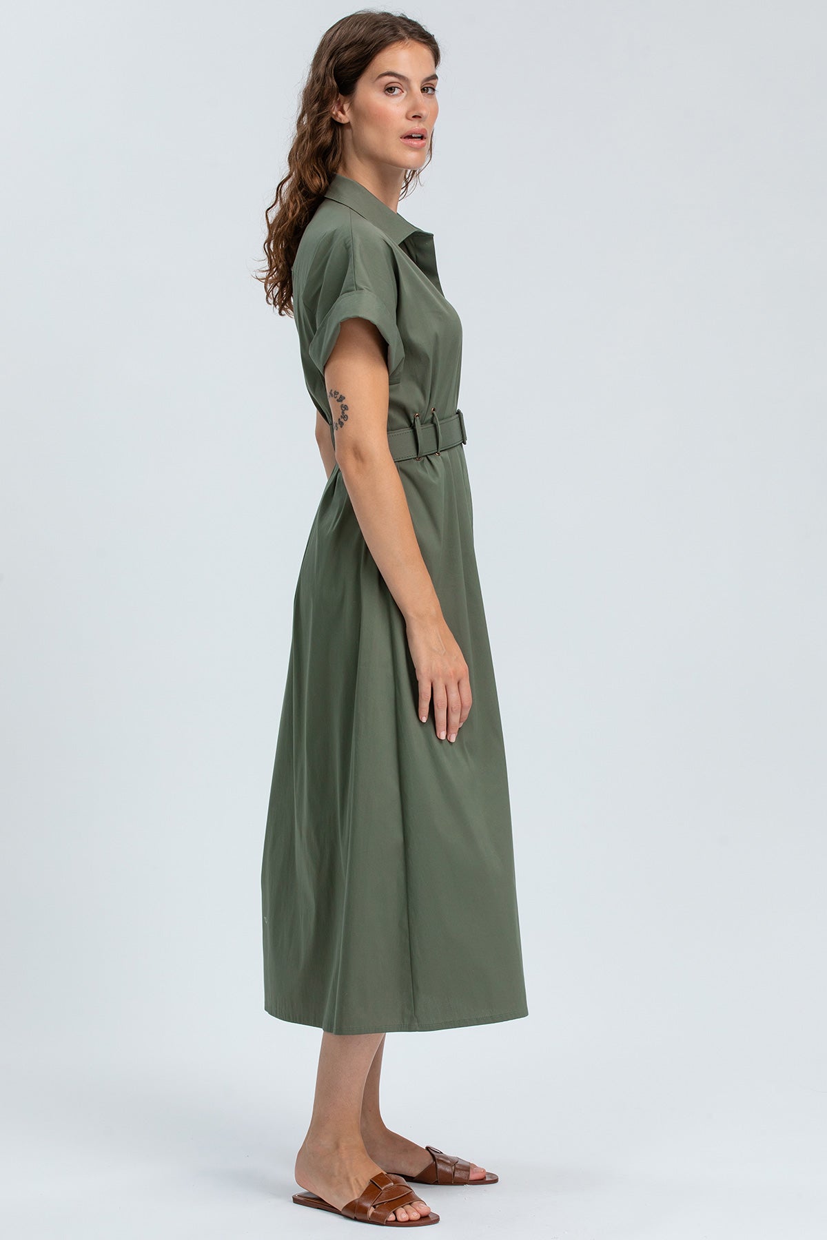 Abito premaman verde militare a maniche corte con cintura, ideale per gravidanza elegante