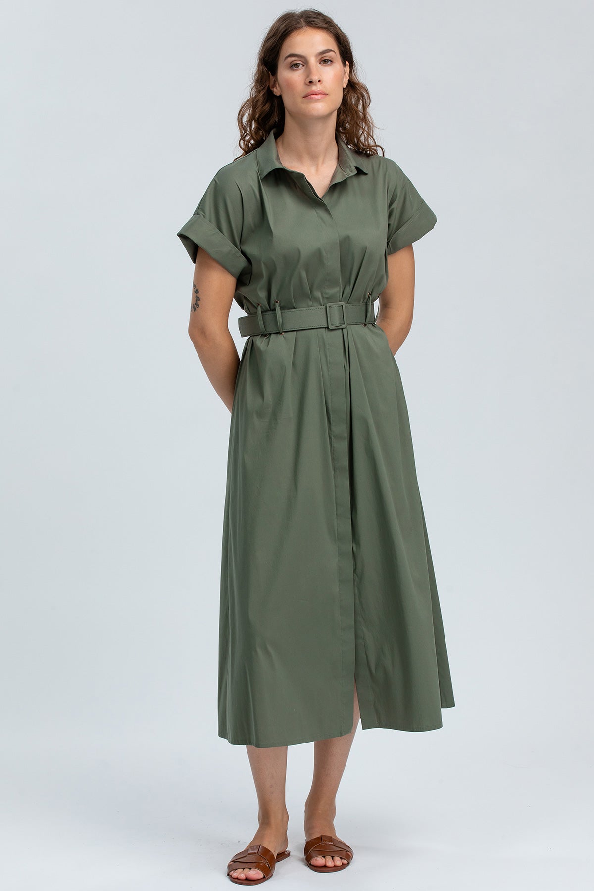 Abito premaman verde oliva a maniche corte con cintura, modello lungo elegante