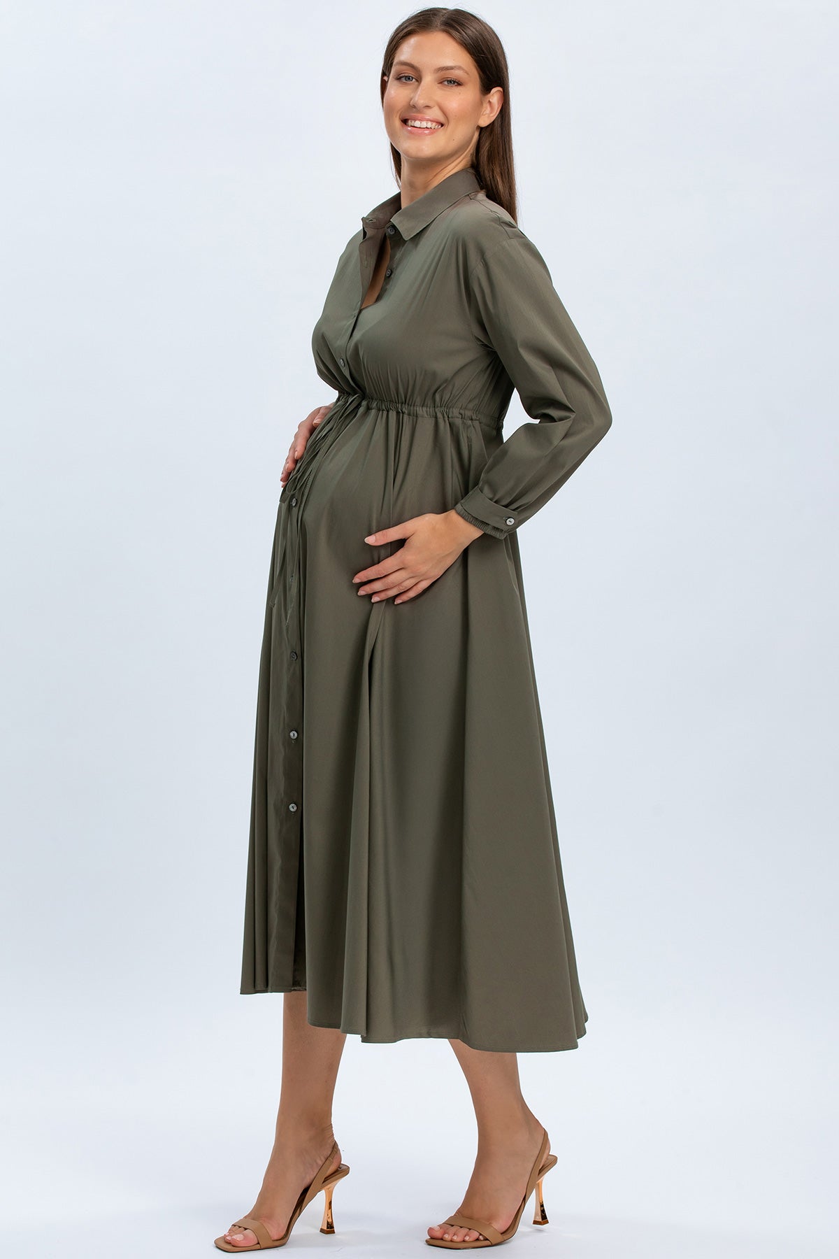 Abito premaman verde oliva con bottoni e maniche lunghe, moda maternità elegante