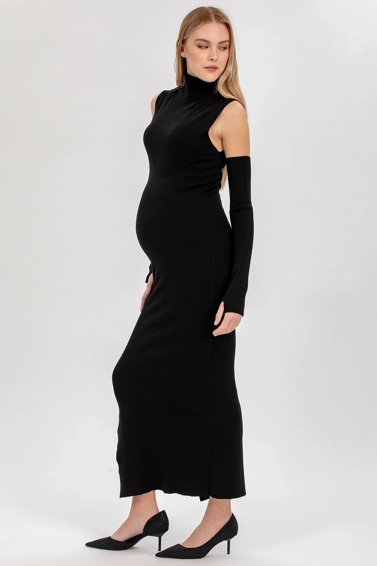 Abito premaman aderente nero con collo alto e maniche staccabili di Pietro Brunelli Maternity