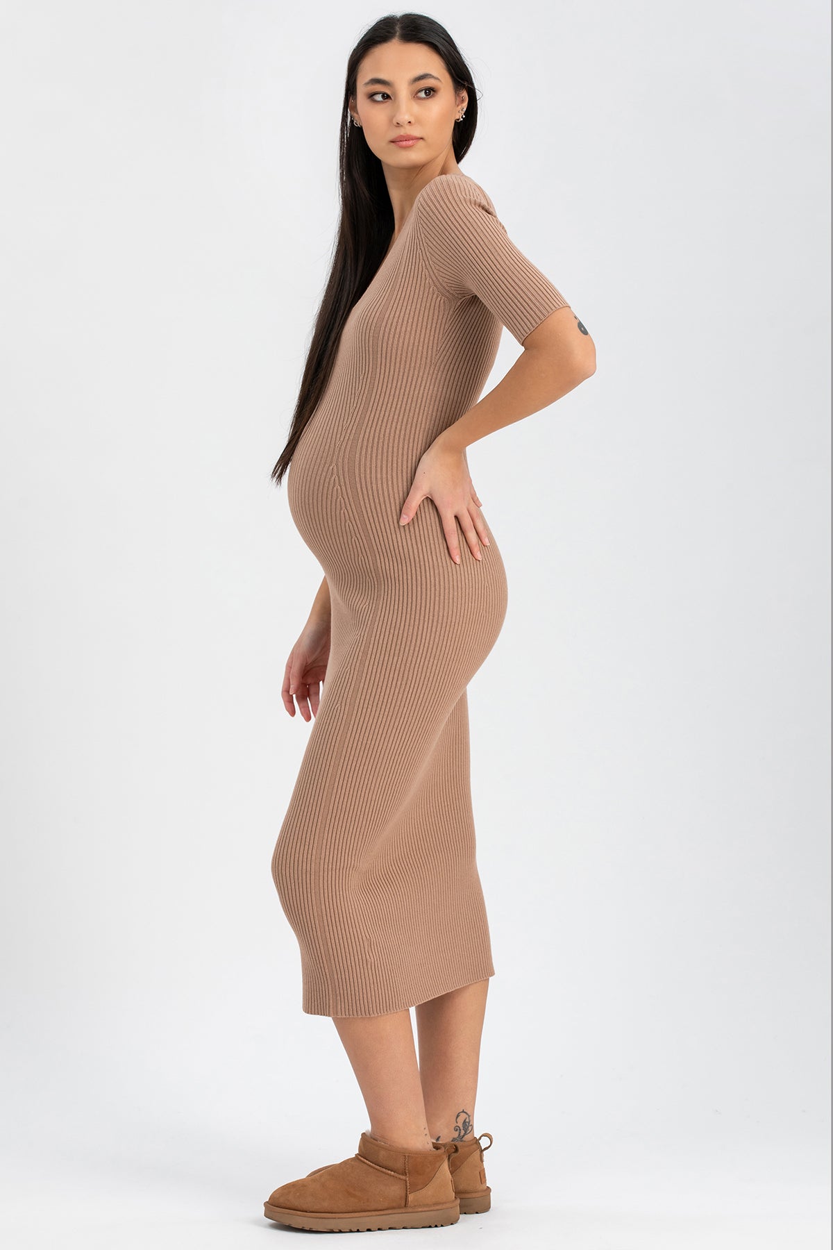 Donna incinta con abito premaman beige a coste, maniche corte, look elegante e confortevole