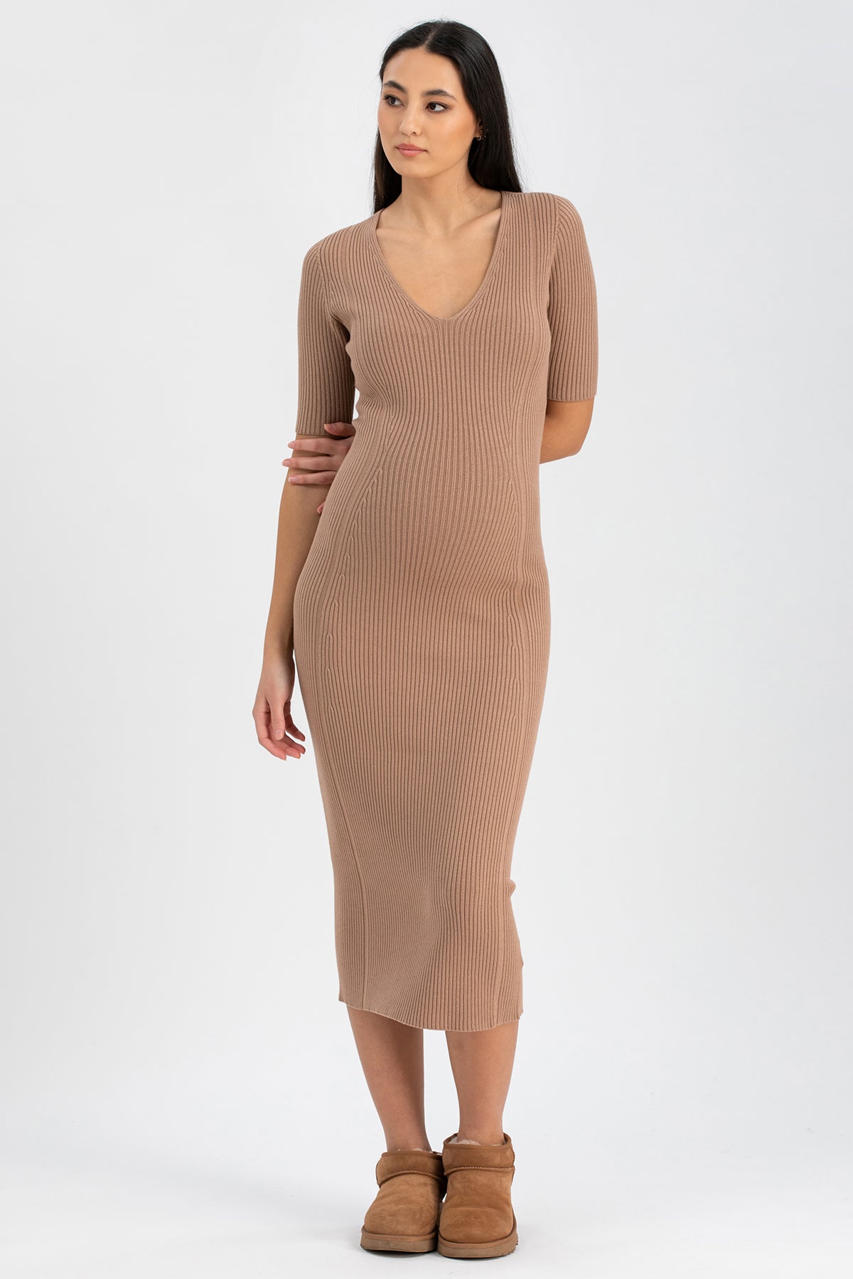 Donna con abito premaman beige a coste, maniche corte, fondo dritto, look casual elegante