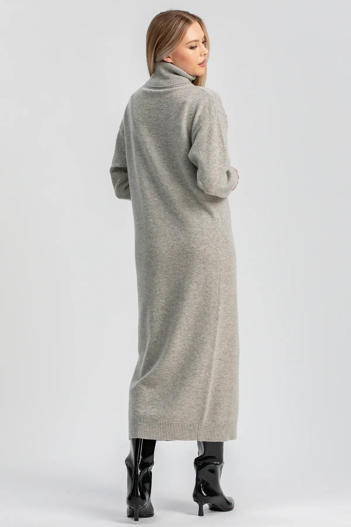 Abito premaman lungo grigio in maglia con collo alto, indossato da donna incinta