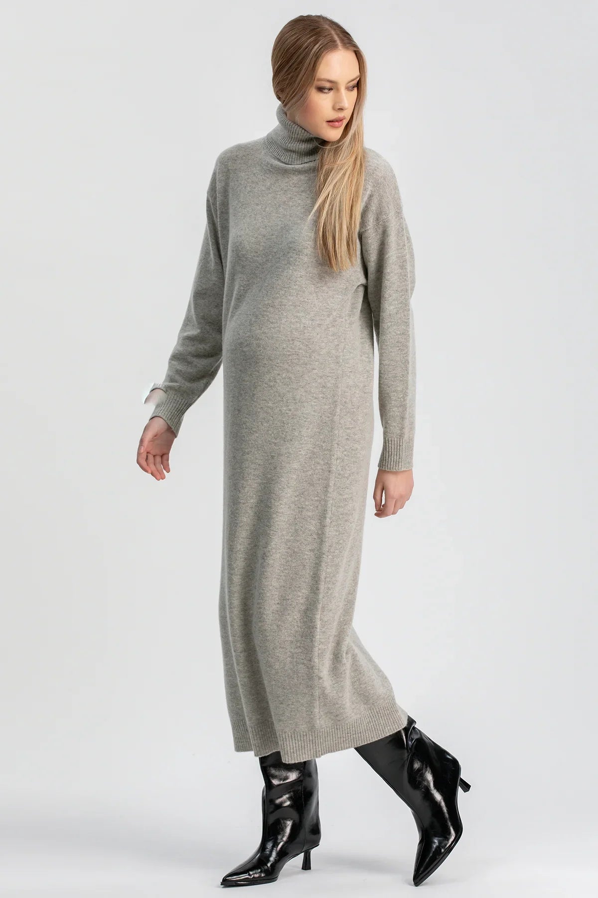 Abito premaman in maglia grigia comodo lungo, indossato con stivali neri