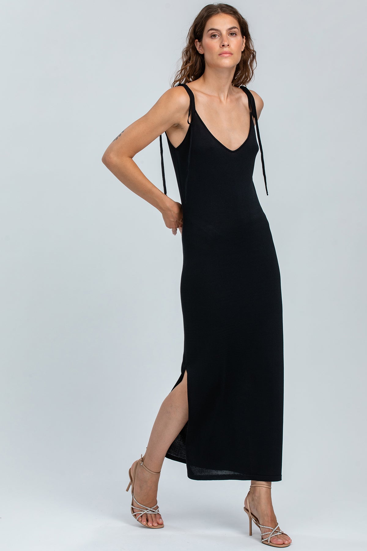 Abito premaman nero elegante lungo con spalline sottili e spacco laterale.