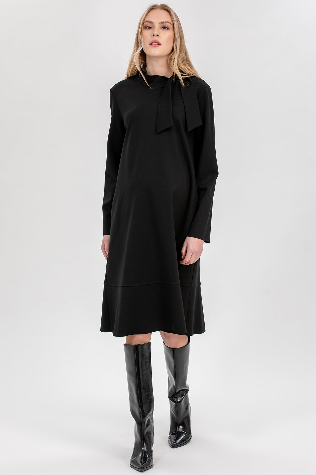ALICE | Abito Premaman Nero Coprente Sotto il Ginocchio con Collo a Foulard, Tznuit Dress in tessuto non-trasparente, Tznius Maternity Dresses, Modest maternity dress