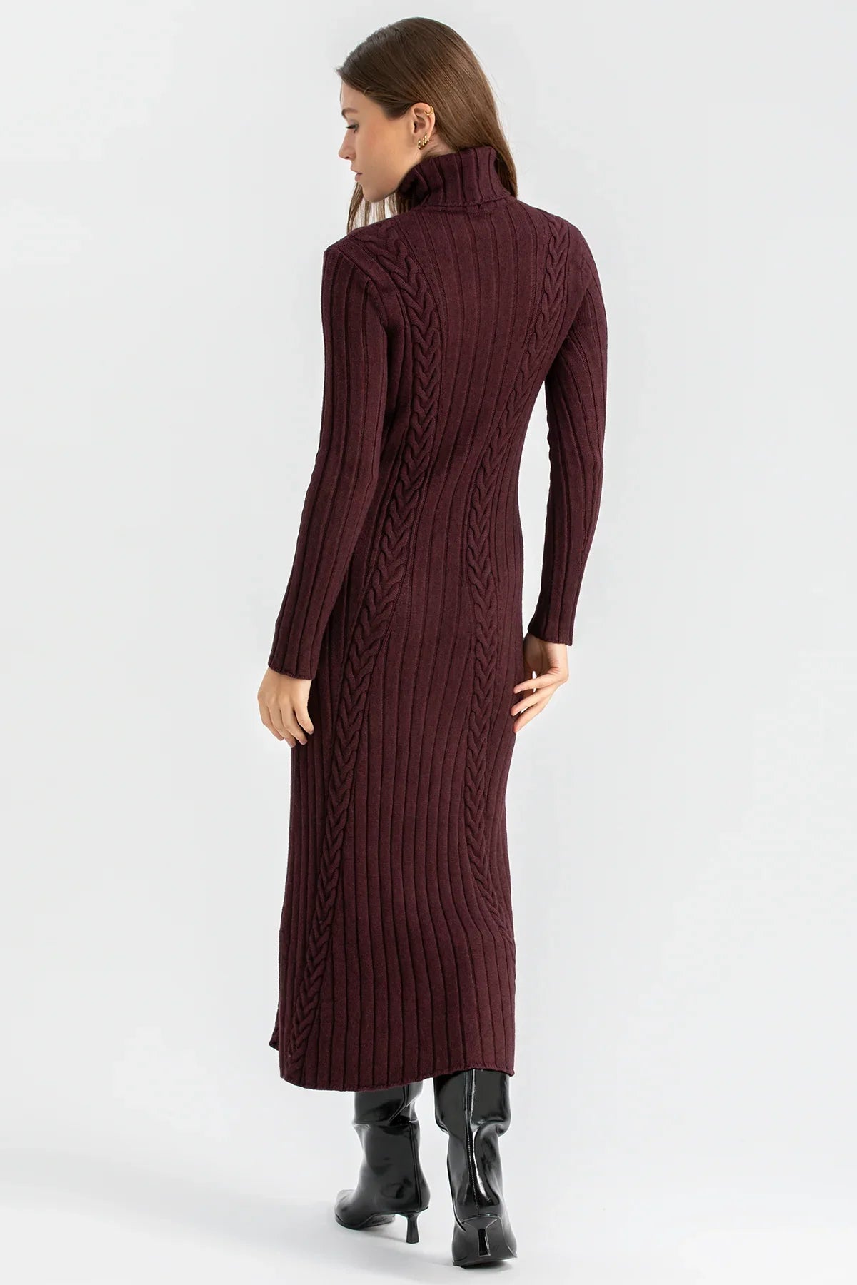 Abito premaman lungo in maglia bordeaux a coste, maniche lunghe, collo alto.
