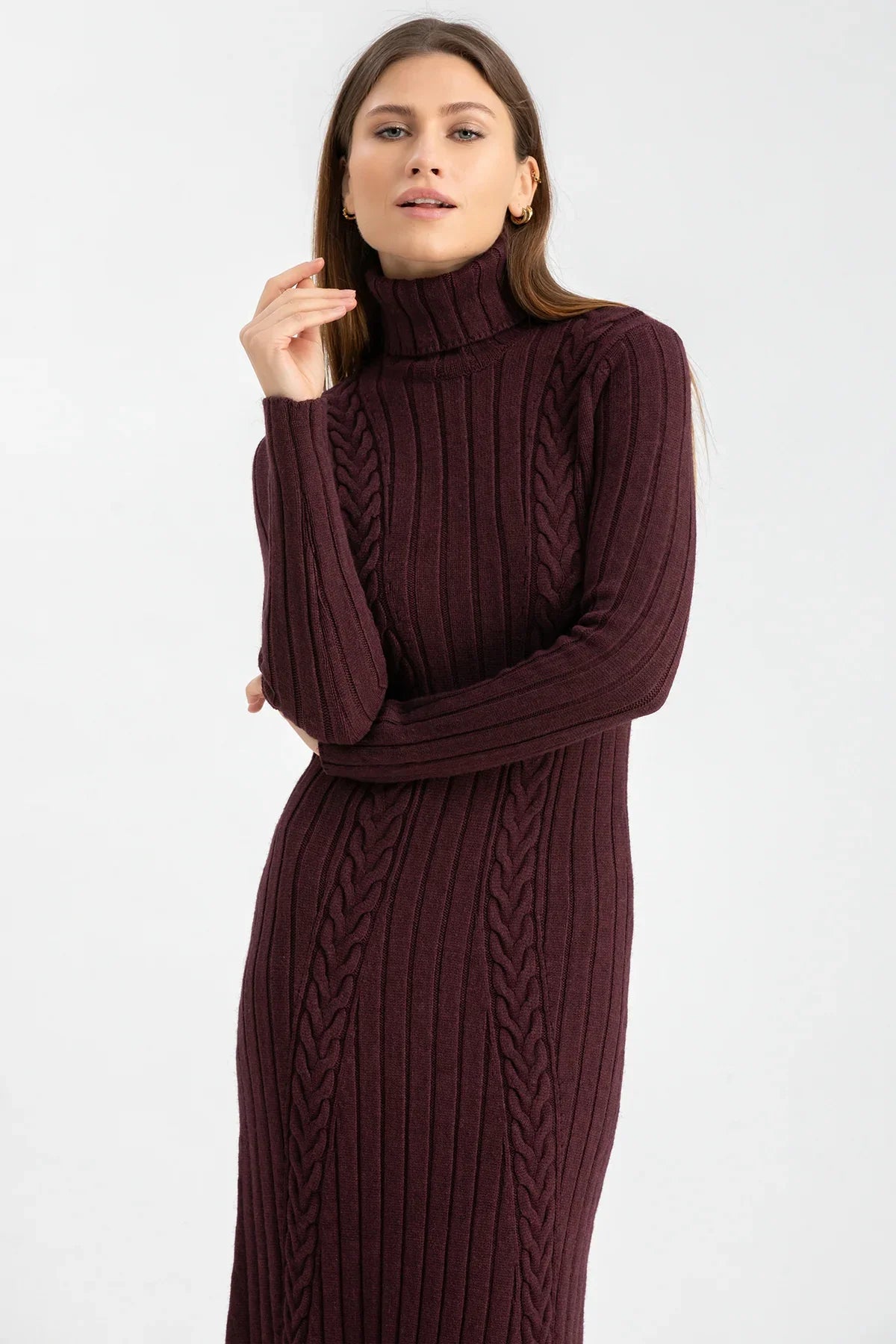 Abito maglione premaman bordeaux a collo alto, modello in posa su sfondo neutro.