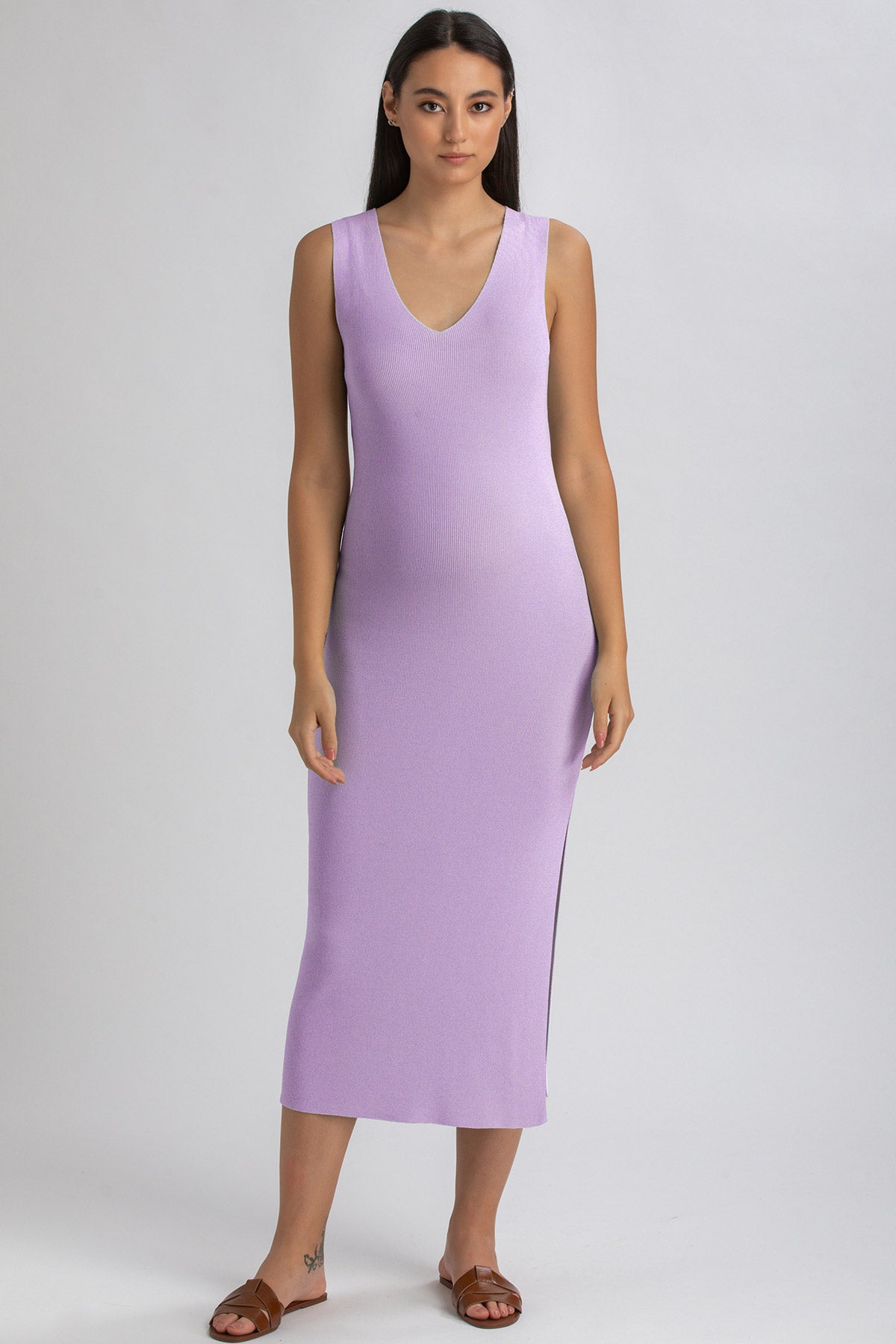 Donna incinta con abito premaman lilla senza maniche, vestibilità comoda ed elegante.
