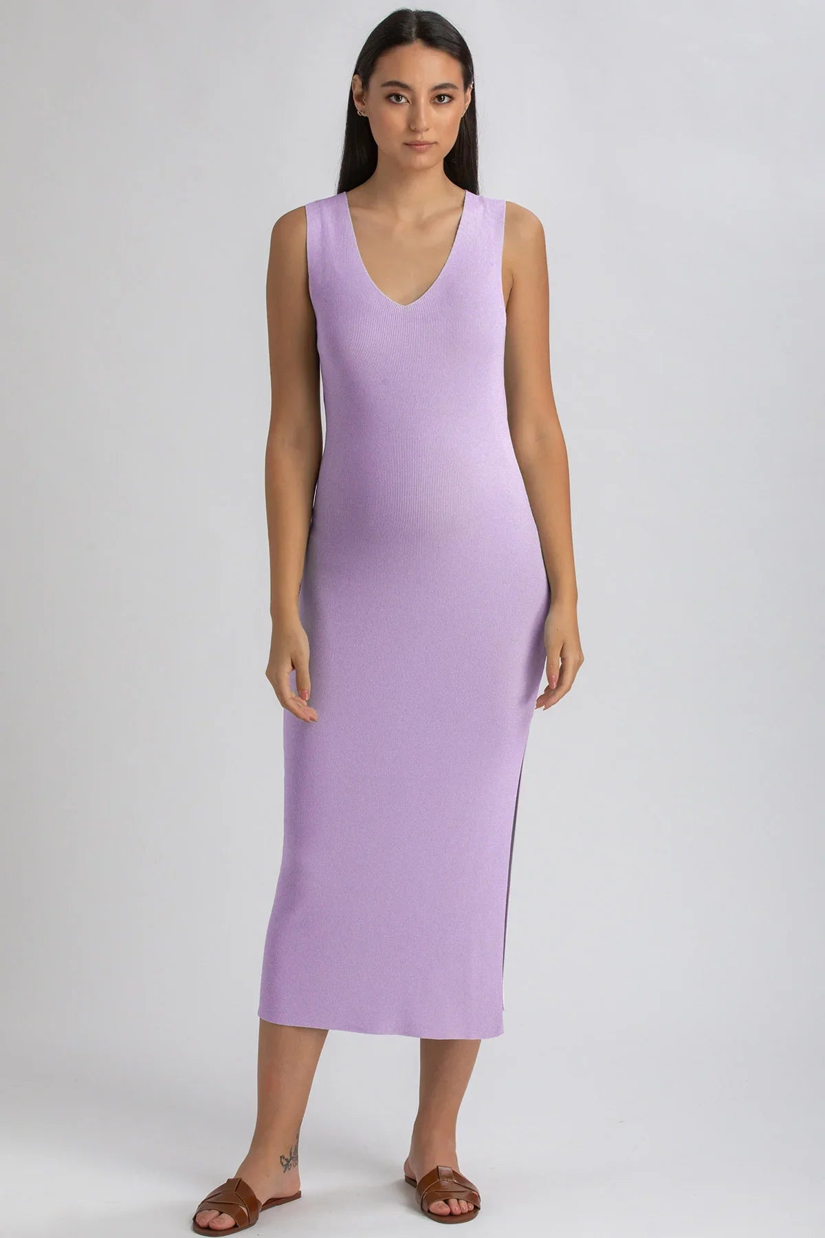 Donna incinta con abito premaman lilla senza maniche, vestibilità comoda ed elegante.