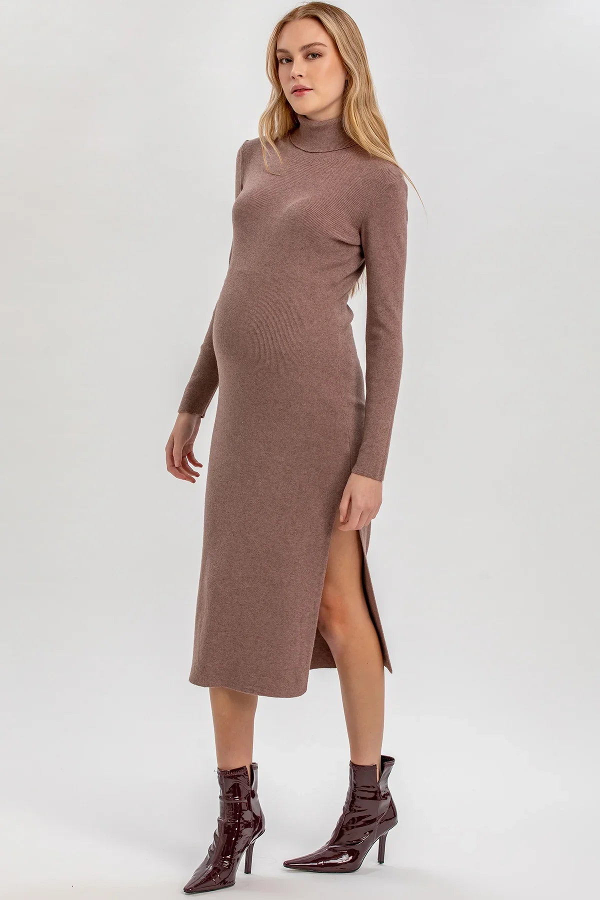 Abito premaman aderente marron glacé con collo alto e spacco laterale di Pietro Brunelli Maternity