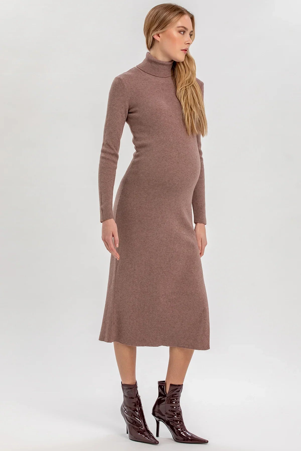Abito premaman aderente color marron glacé a collo alto di Pietro Brunelli Maternity