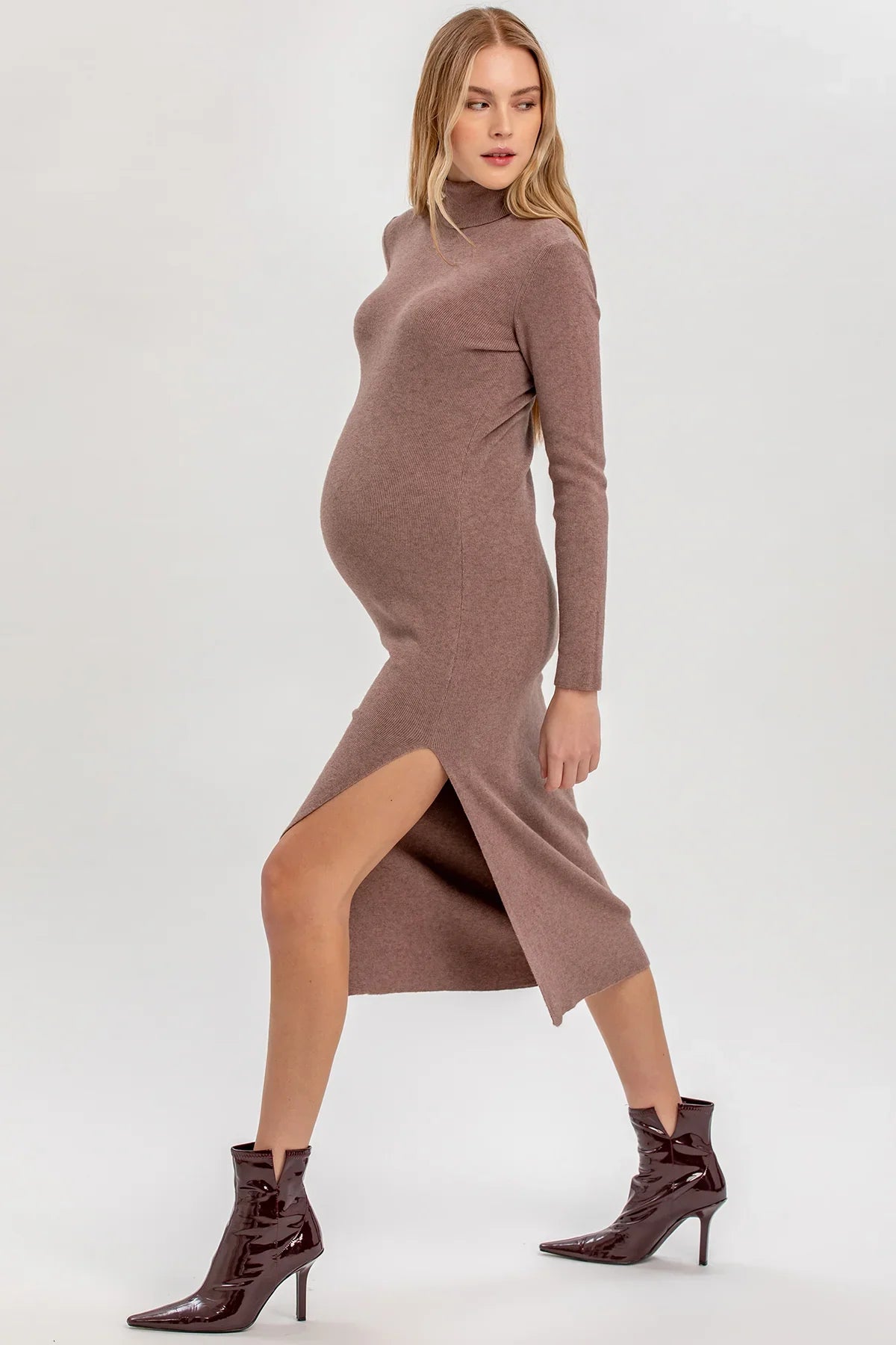 Abito premaman aderente marron glacé di Pietro Brunelli Maternity con spacco laterale.