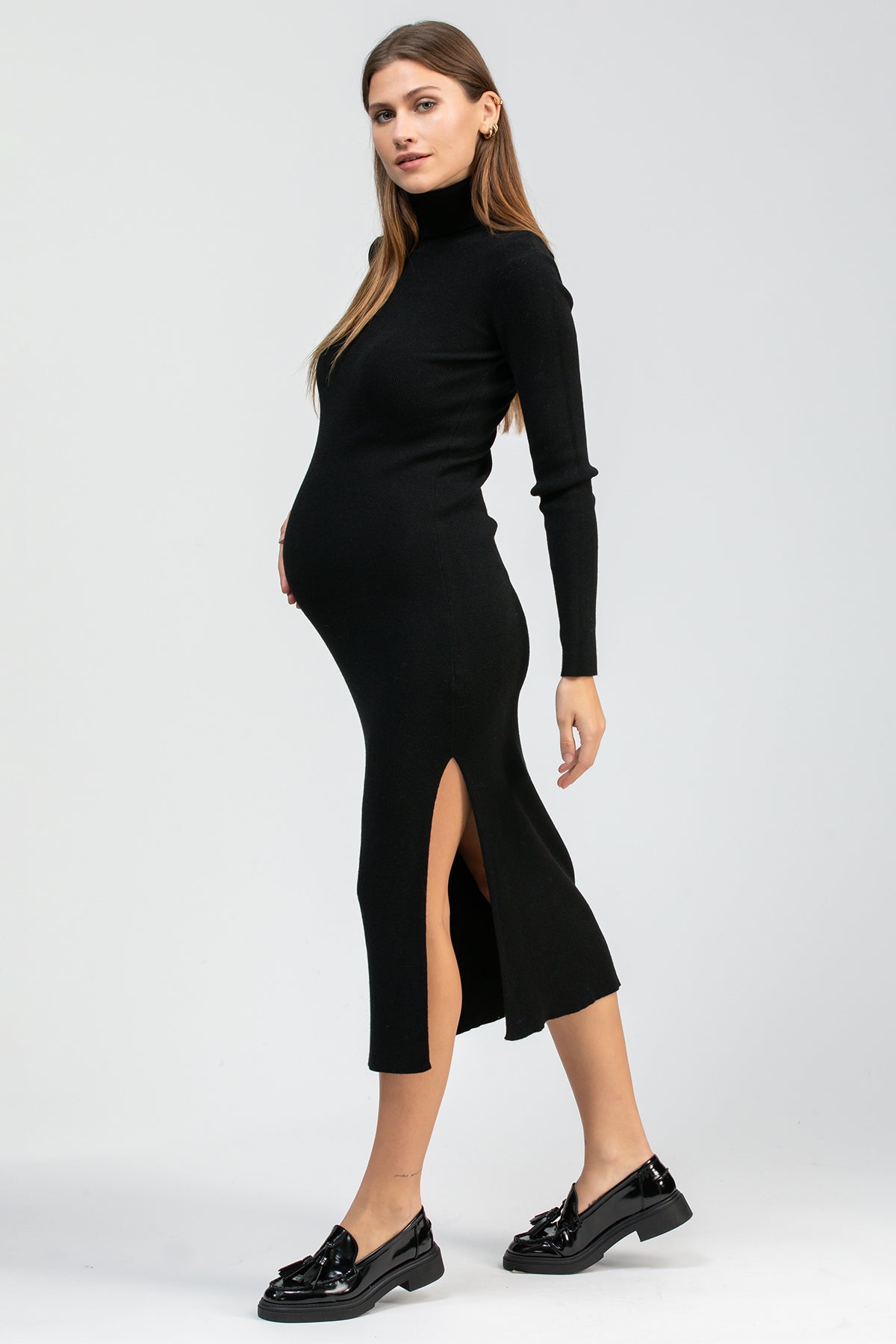 Vestito premaman nero a collo alto, maniche lunghe e spacco laterale elegante.