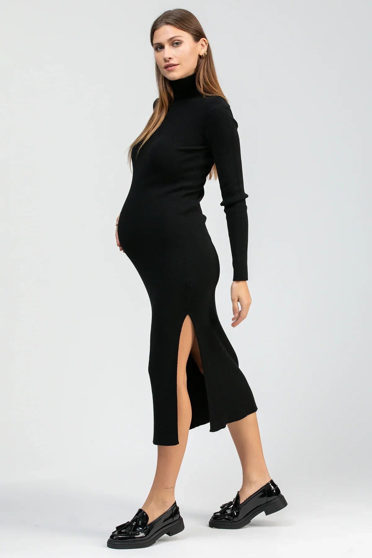 Vestito premaman nero a collo alto, maniche lunghe e spacco laterale elegante.