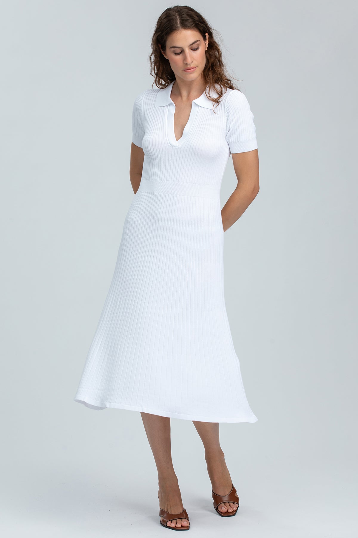 Abito premaman bianco a costine, maniche corte e colletto, moda elegante gravidanza