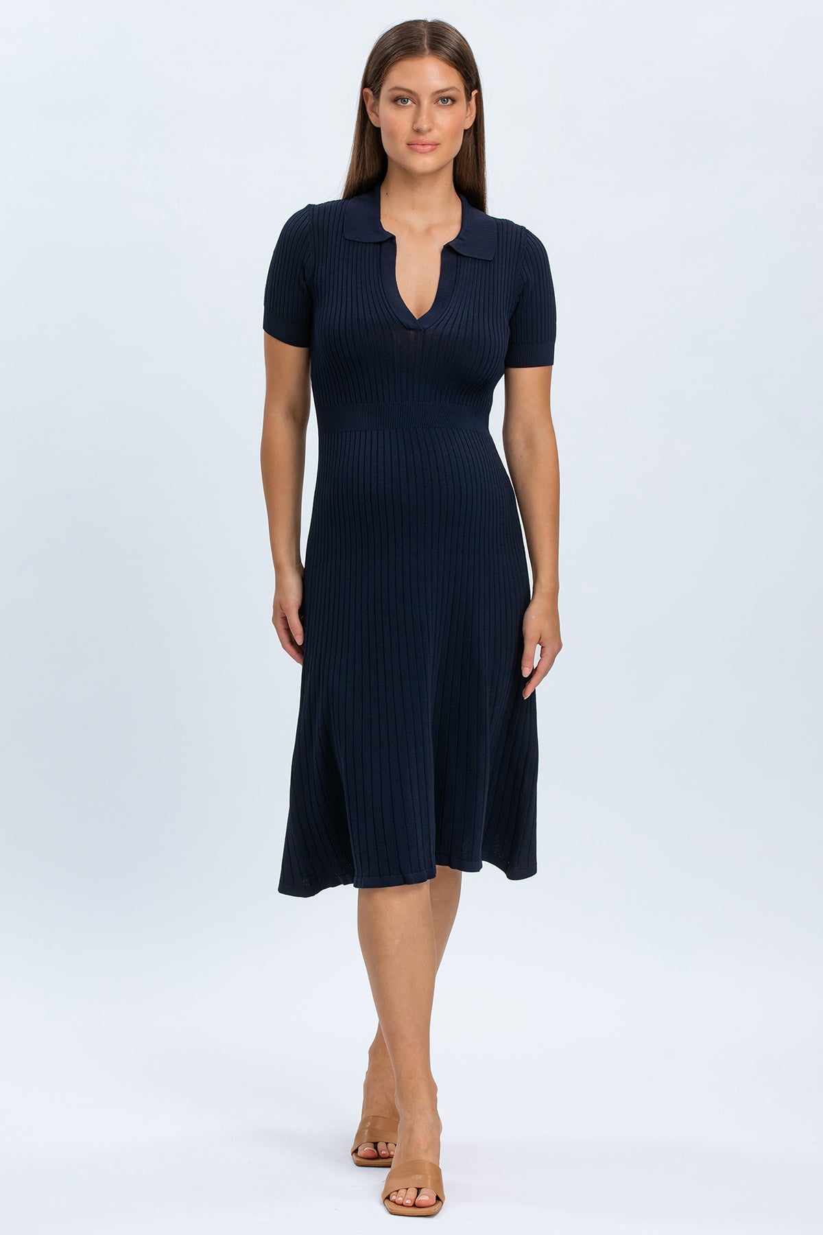 Abito premaman blu navy a costine, maniche corte, scollo a V, moda gravidanza elegante.
