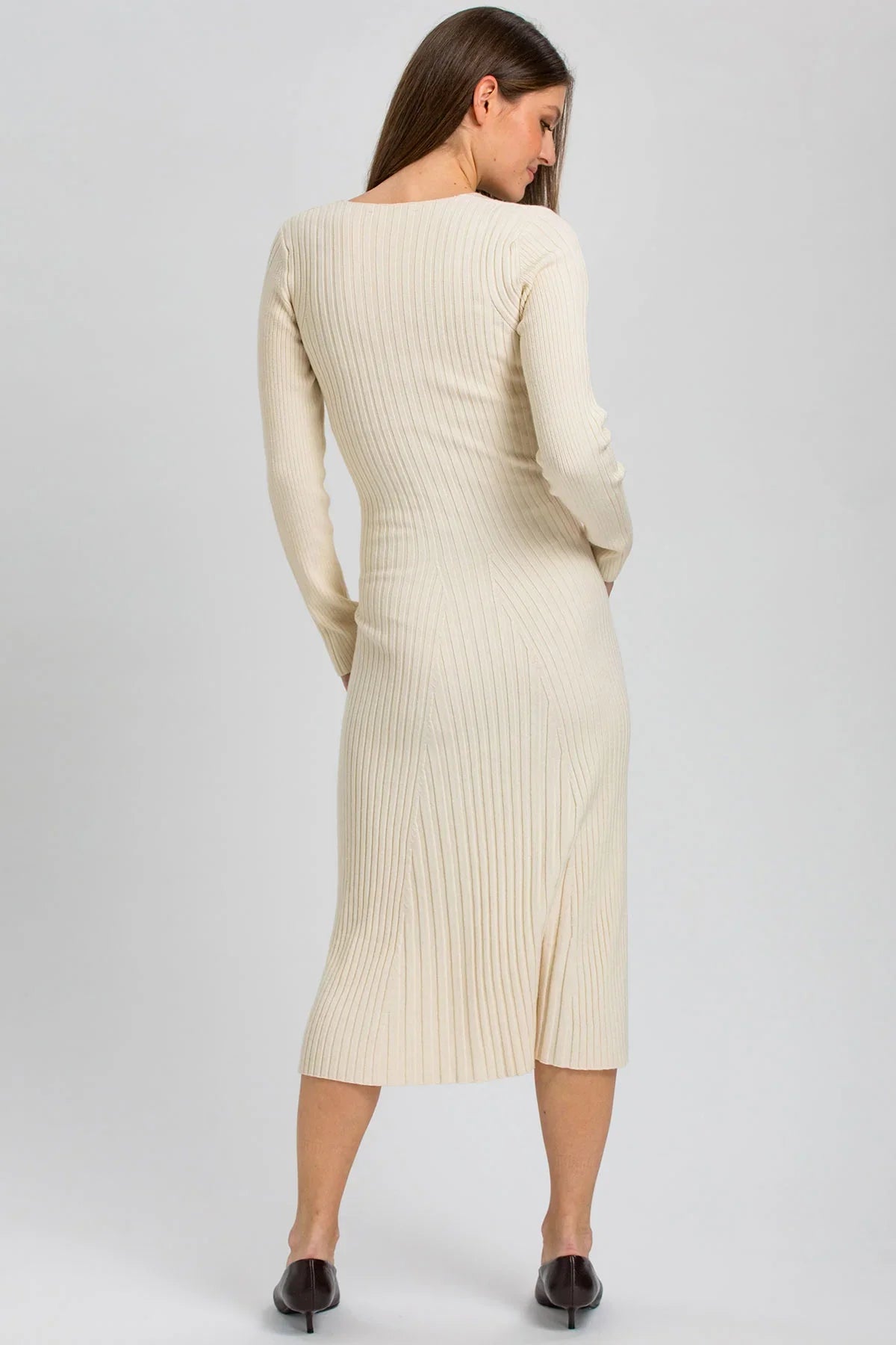 Abito premaman crema lungo in maglia a costine, con scollo a V e linea svasata. Elegante, femminile e confortevole.