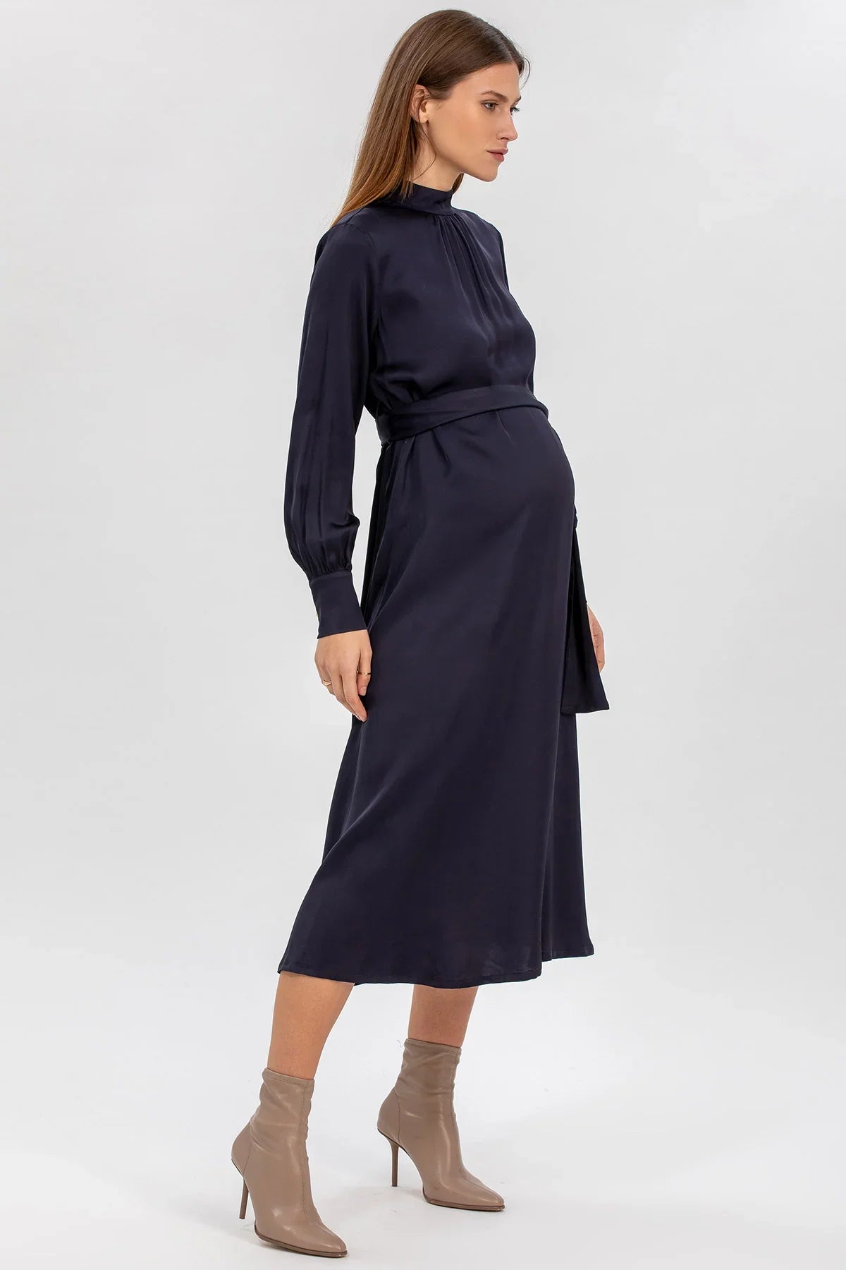 Abito premaman elegante blu scuro a maniche lunghe con scarpe beige, moda maternità