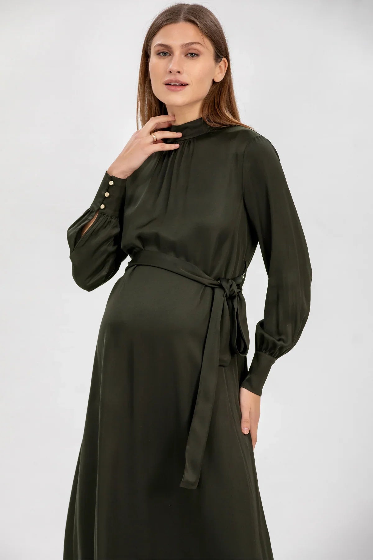 Abito premaman elegante verde scuro con cintura, maniche lunghe e bottoni dorati