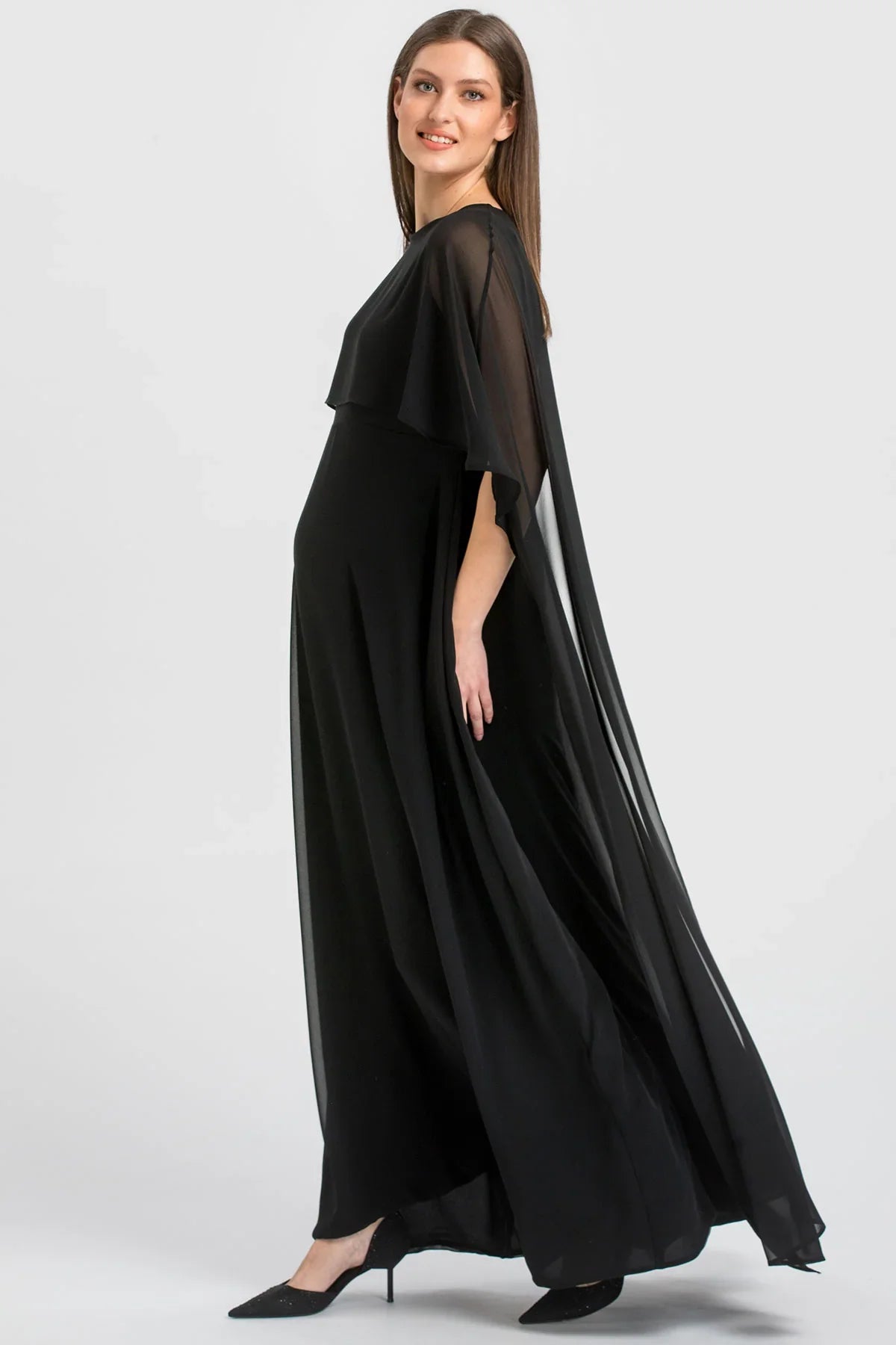 Abito premaman nero lungo con mantello in chiffon di Pietro Brunelli Maternity