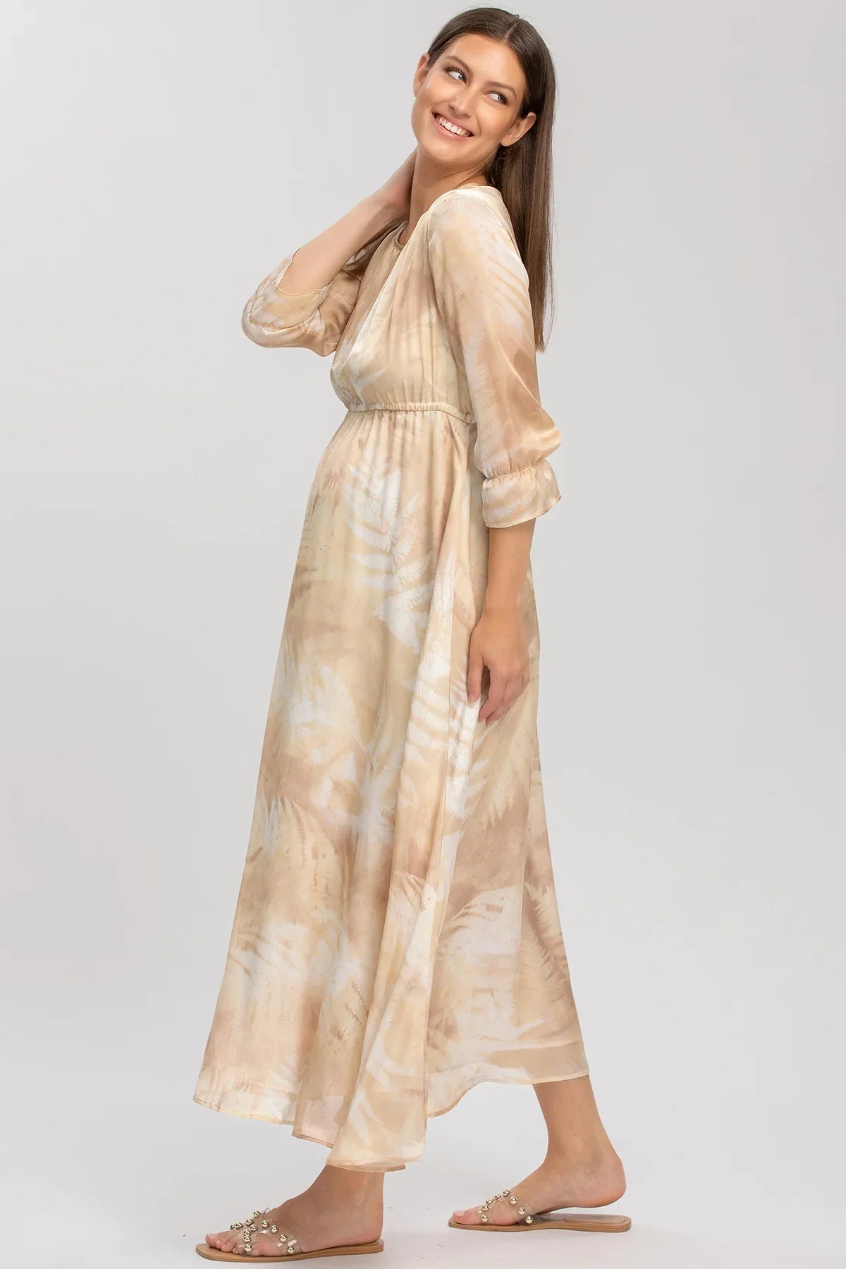Abito premaman elegante lungo beige fantasia, perfetto per gravidanza, modello donna sorridente