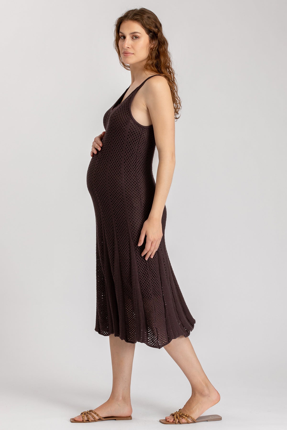 Abito premaman marrone in maglia traforata, donna incinta, stile elegante e confortevole