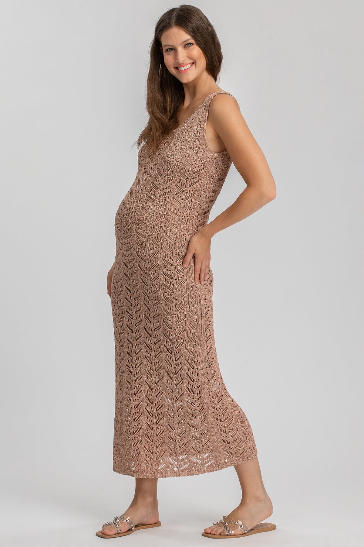 Abito premaman lungo traforato color beige, elegante e confortevole per gravidanza.