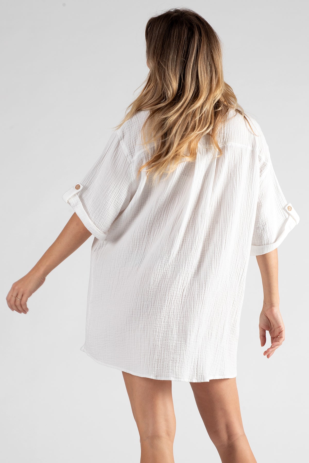 Camicia premaman bianca in tessuto leggero, maniche corte con risvolto, vista posteriore.