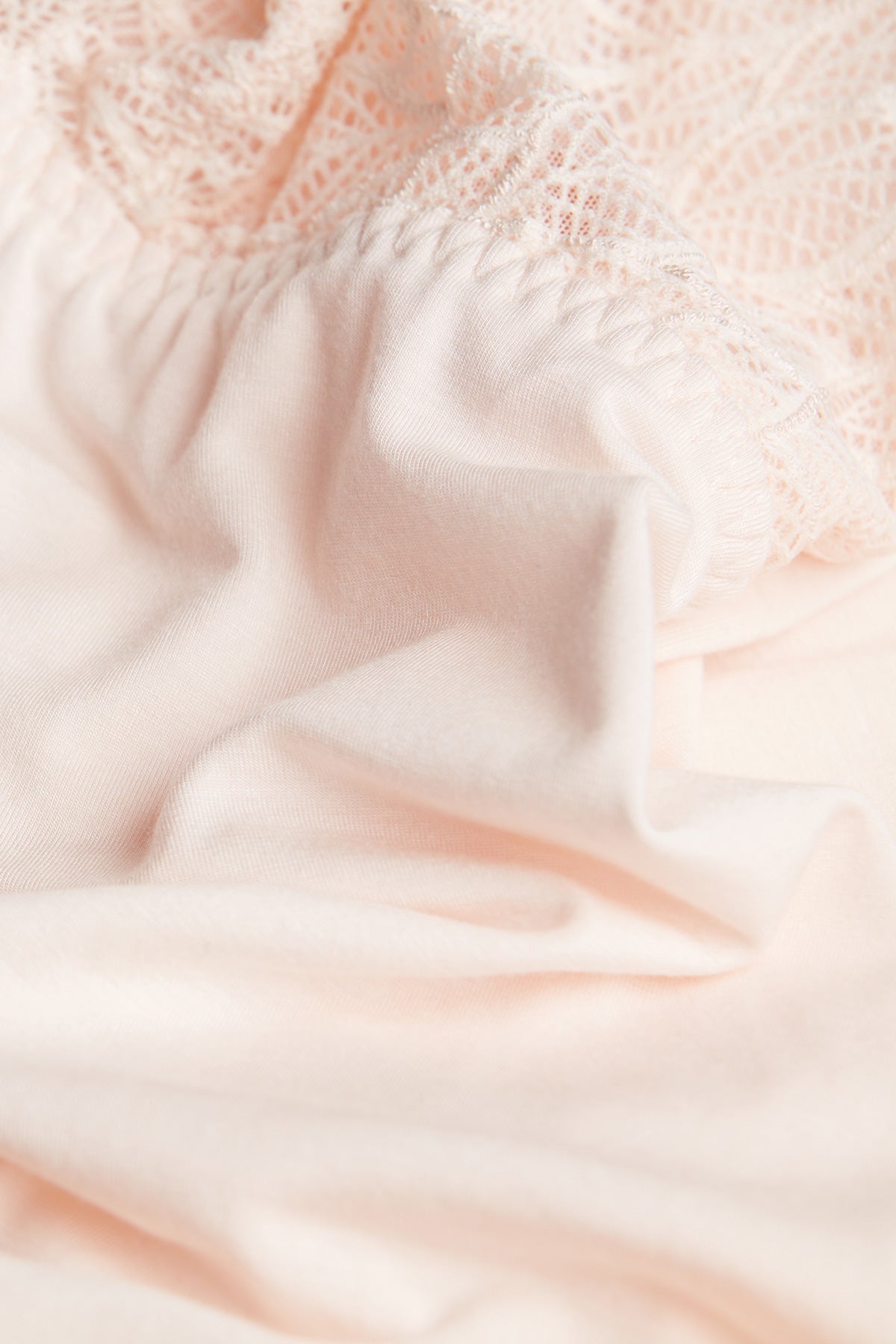 Dettaglio tessuto premaman rosa cipria con pizzo, abbigliamento premaman elegante