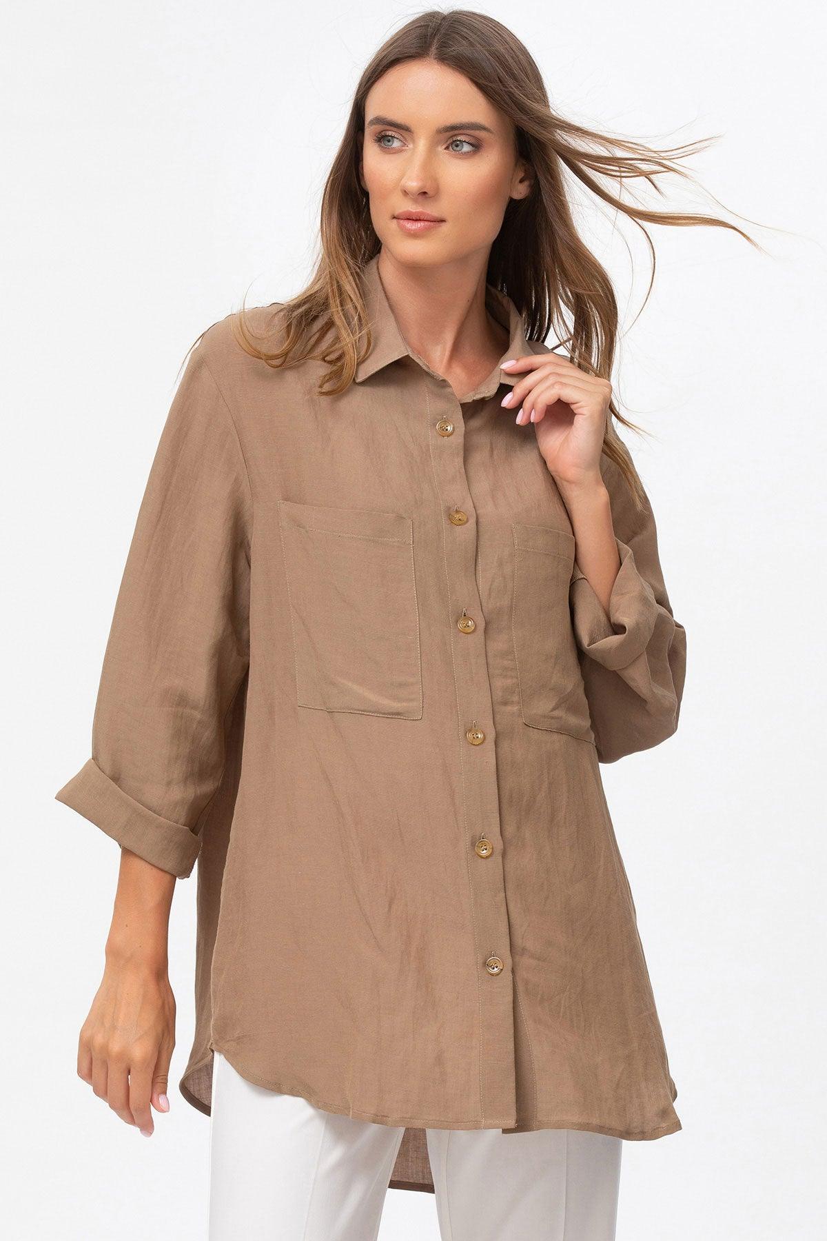 Camicione premaman beige in lino con maniche lunghe arrotolate e bottoni, stile elegante