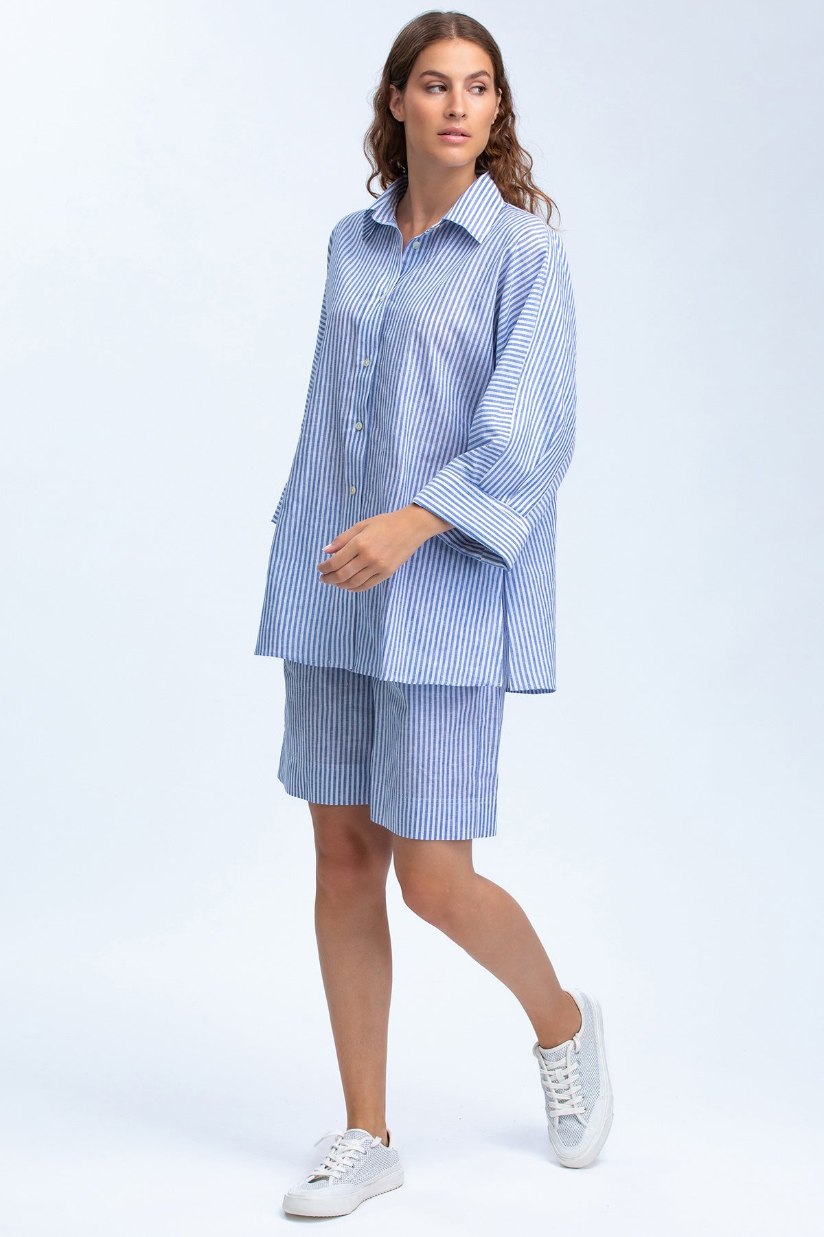 Completo premaman a righe azzurre, camicia lunga e shorts, abbigliamento premaman estivo
