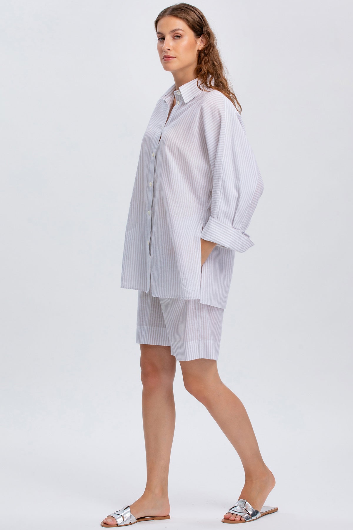 Completo premaman camicia e shorts a righe bianche, stile casual, abbigliamento premaman