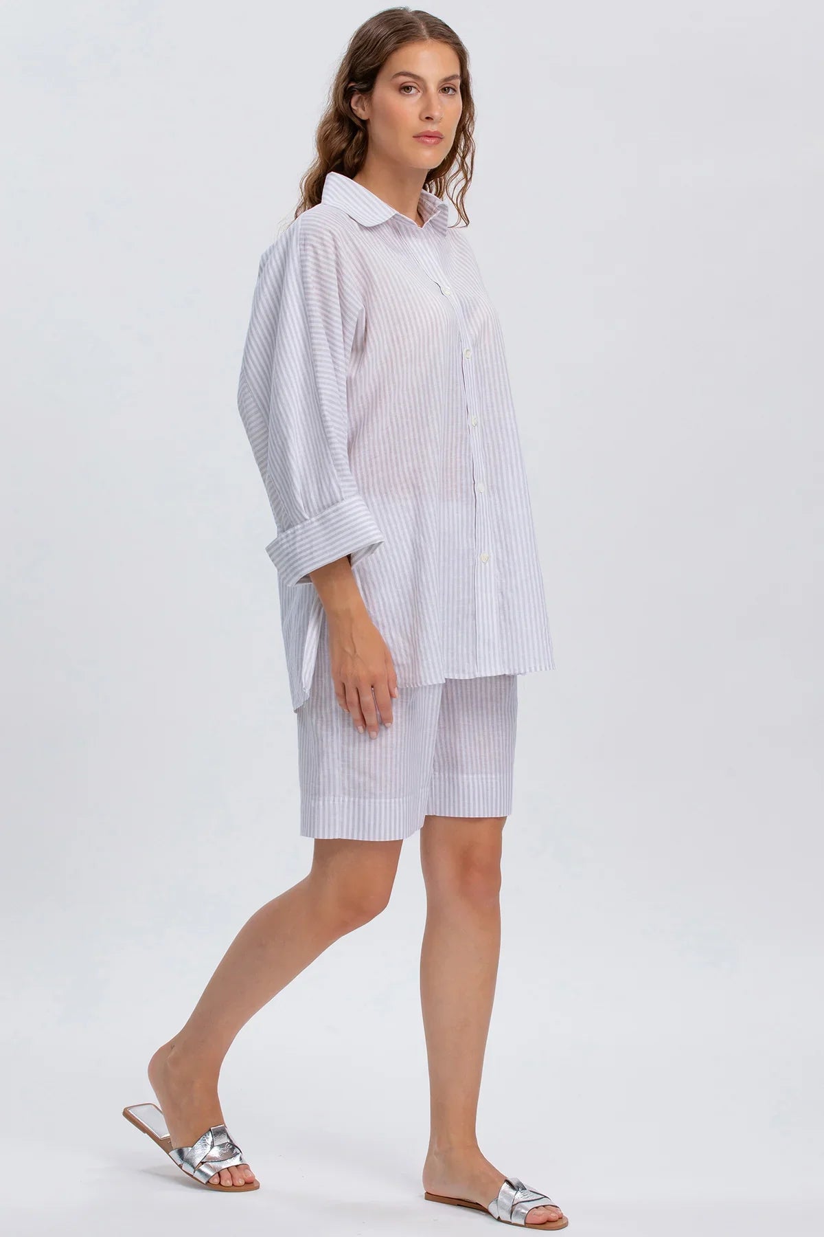 Completo premaman donna a righe, camicia e bermuda in tessuto leggero, look estivo